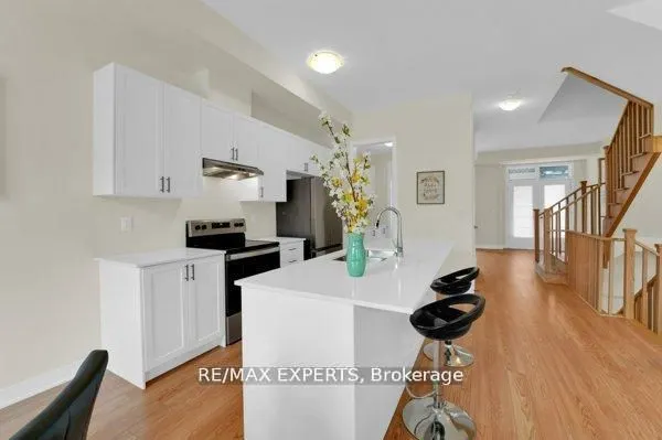 87 De La Roche Drive N