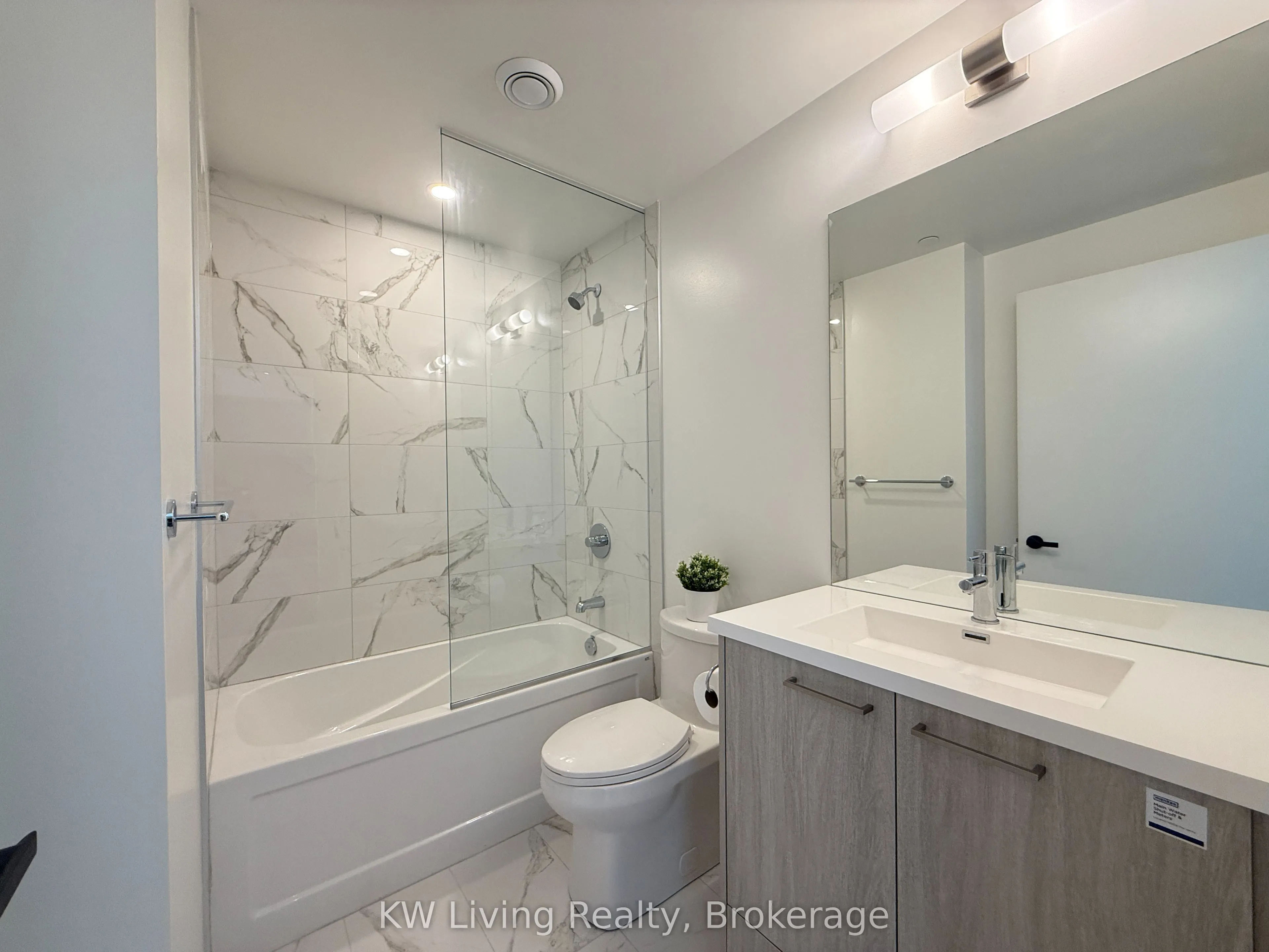 28 Interchange Way, #2516