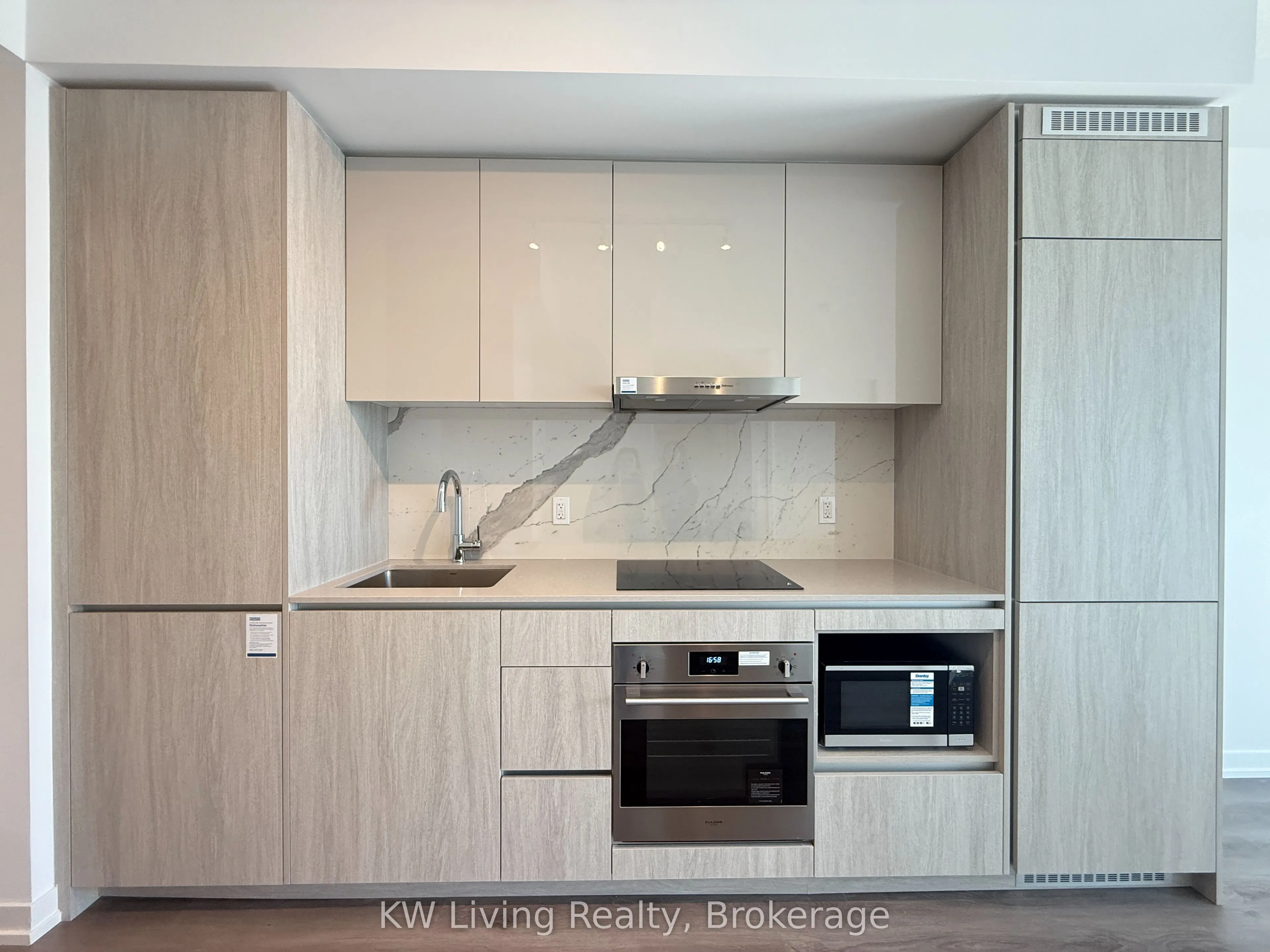 28 Interchange Way, #2516