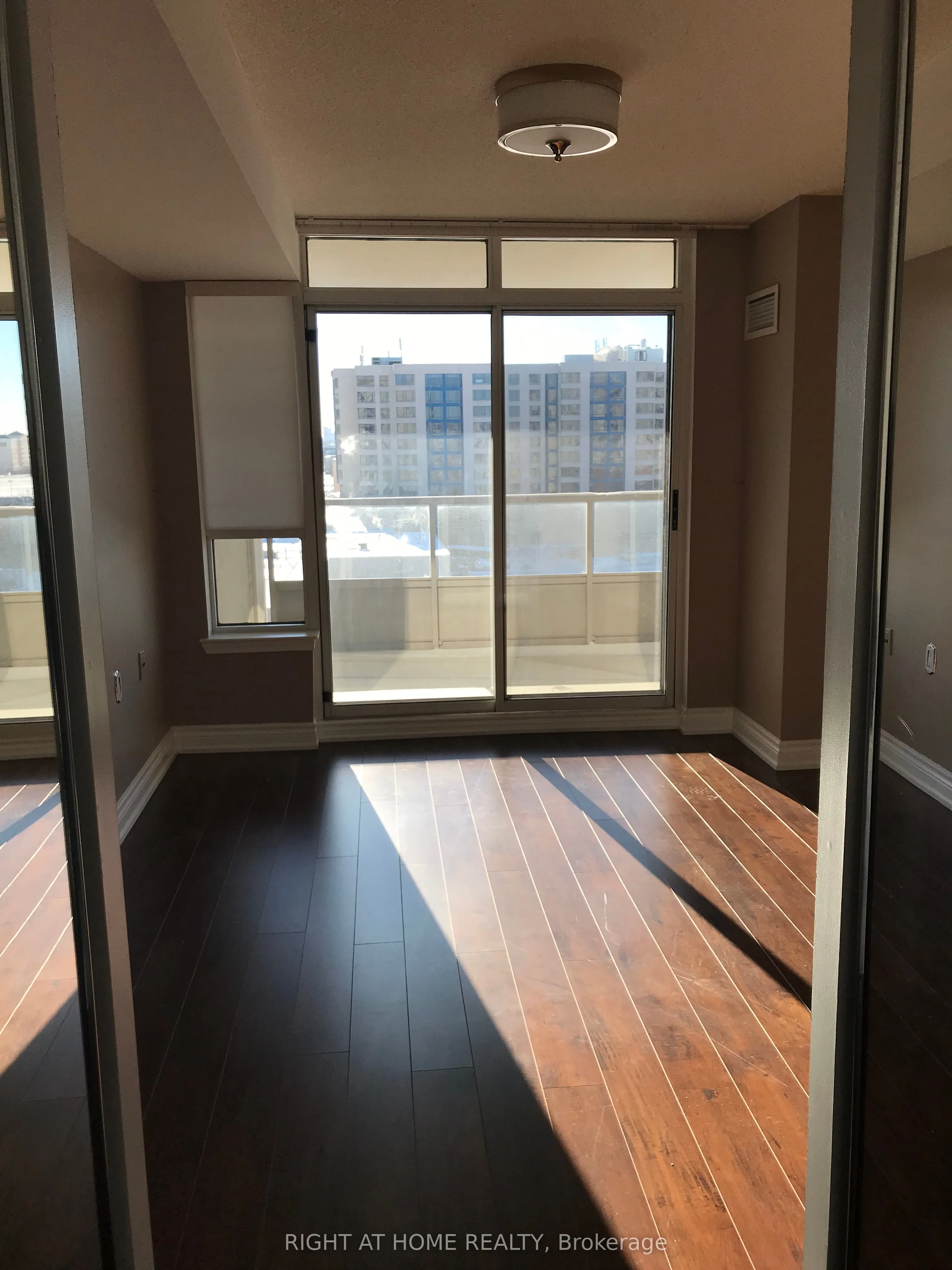 9017 Leslie Street, #920