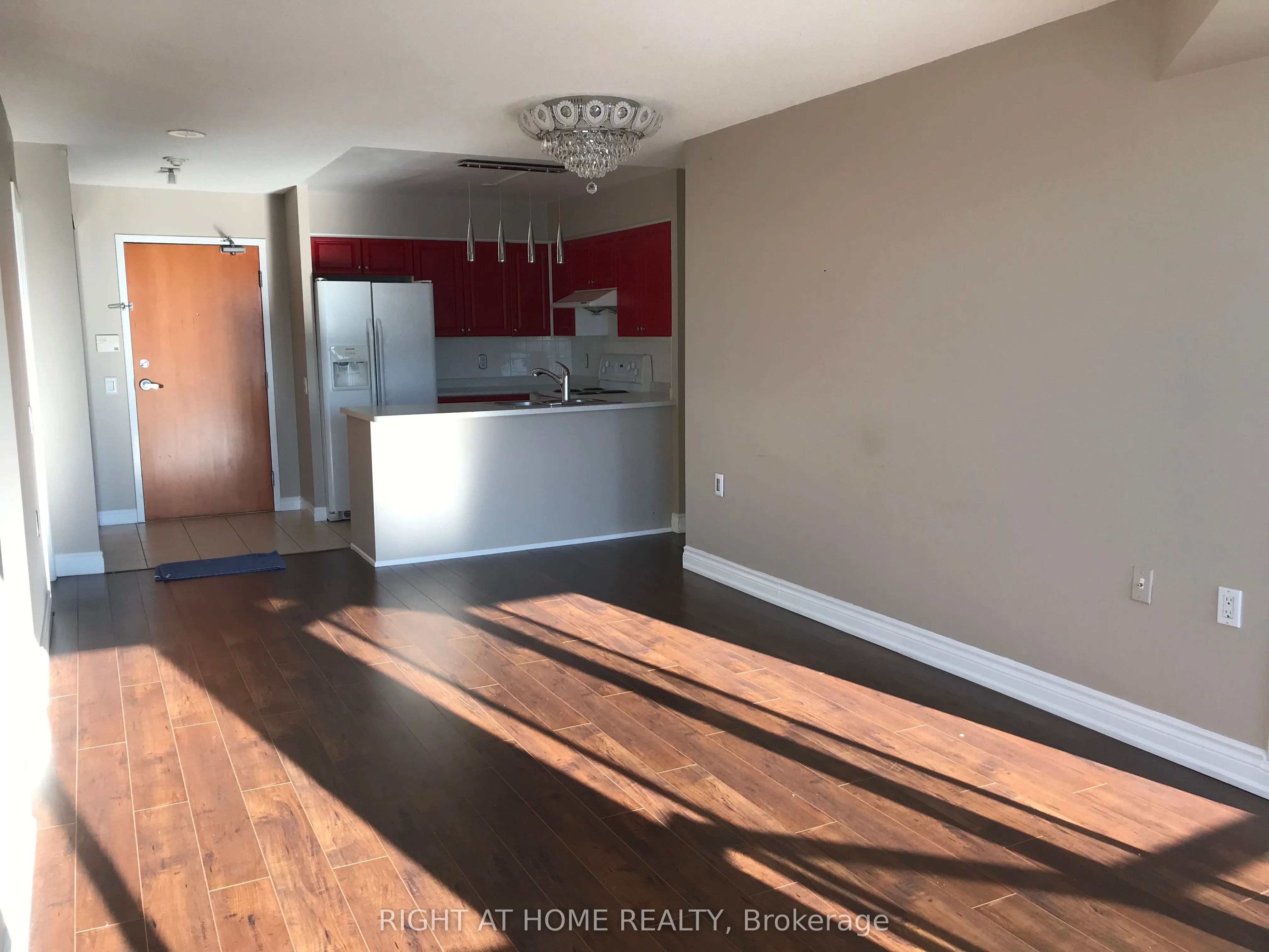 9017 Leslie Street, #920