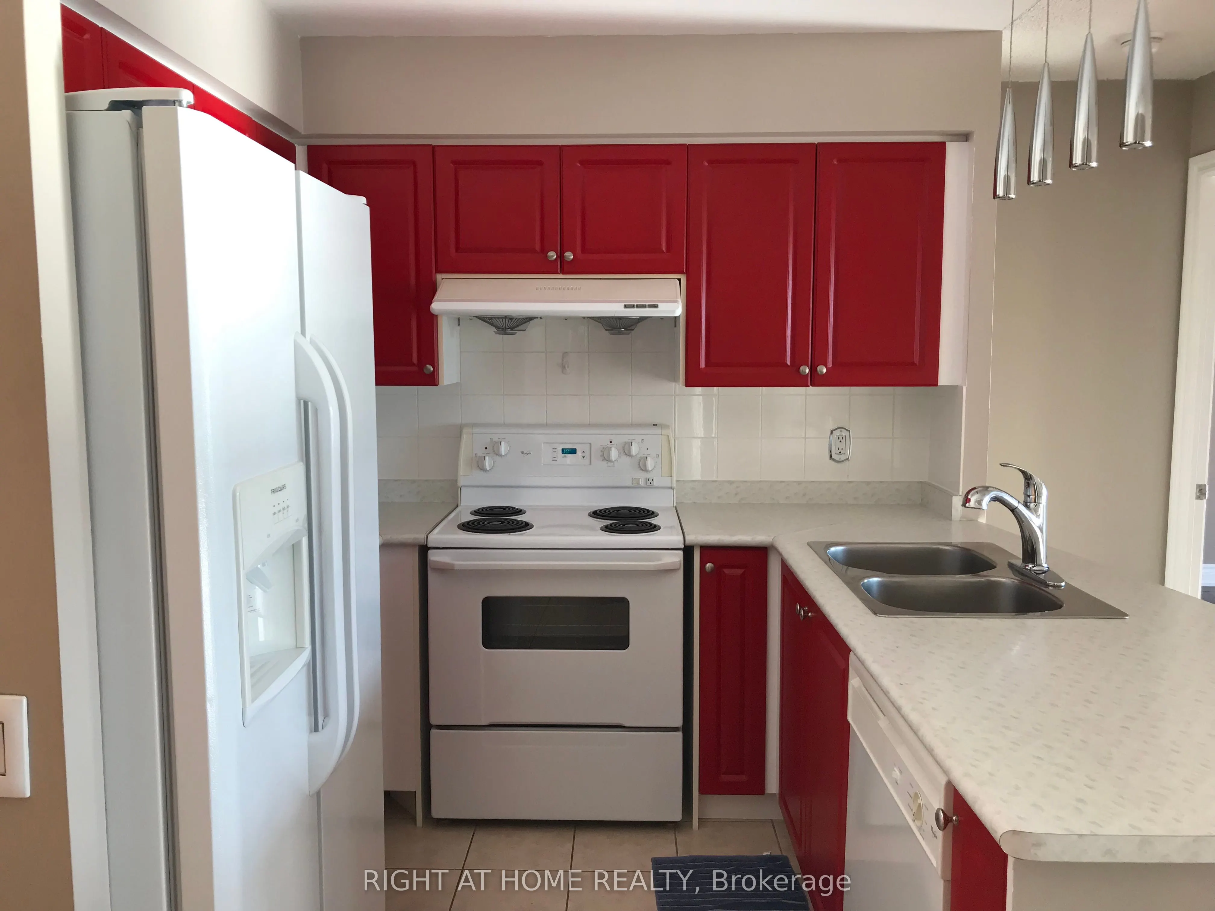 9017 Leslie Street, #920