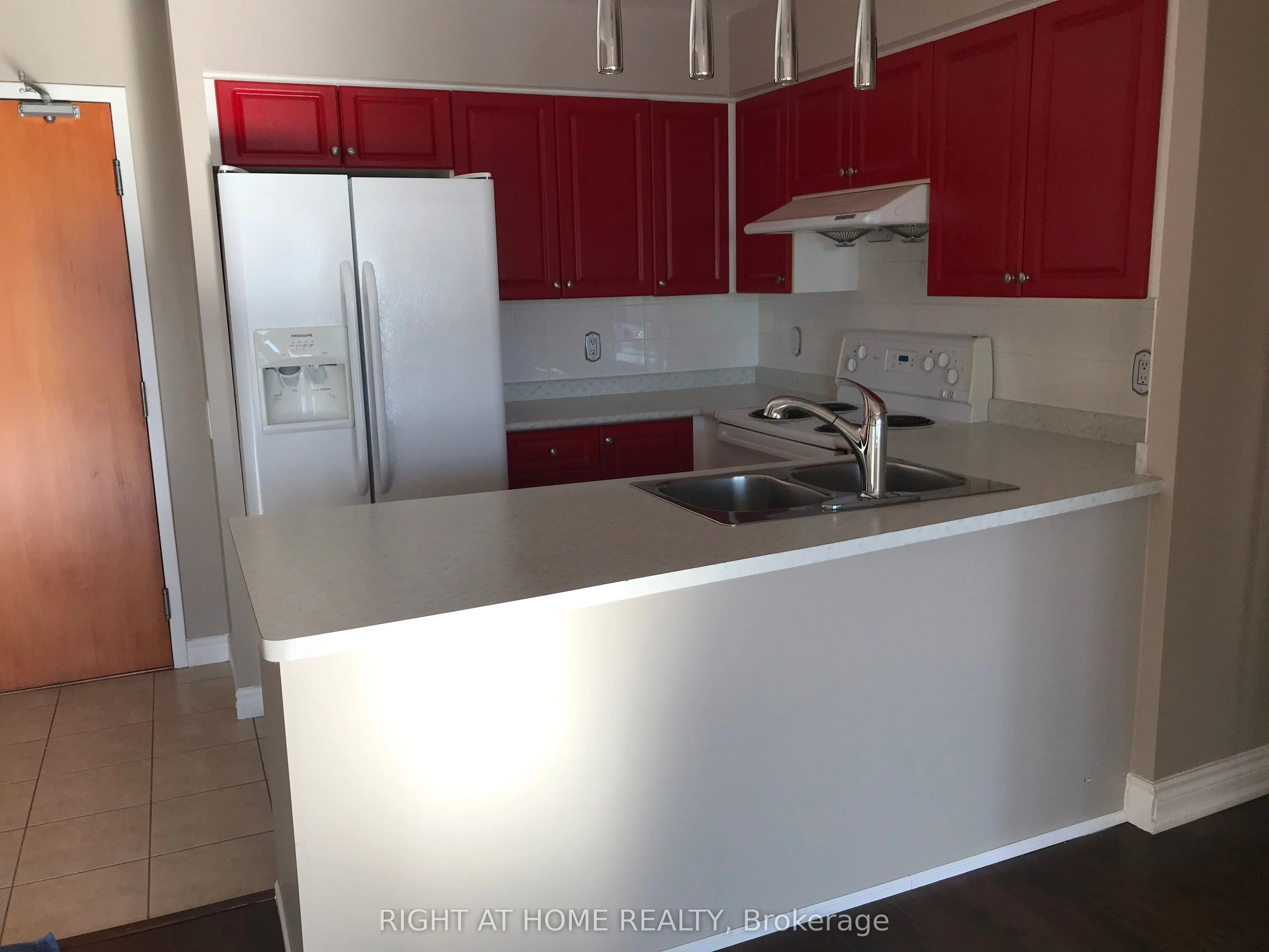 9017 Leslie Street, #920