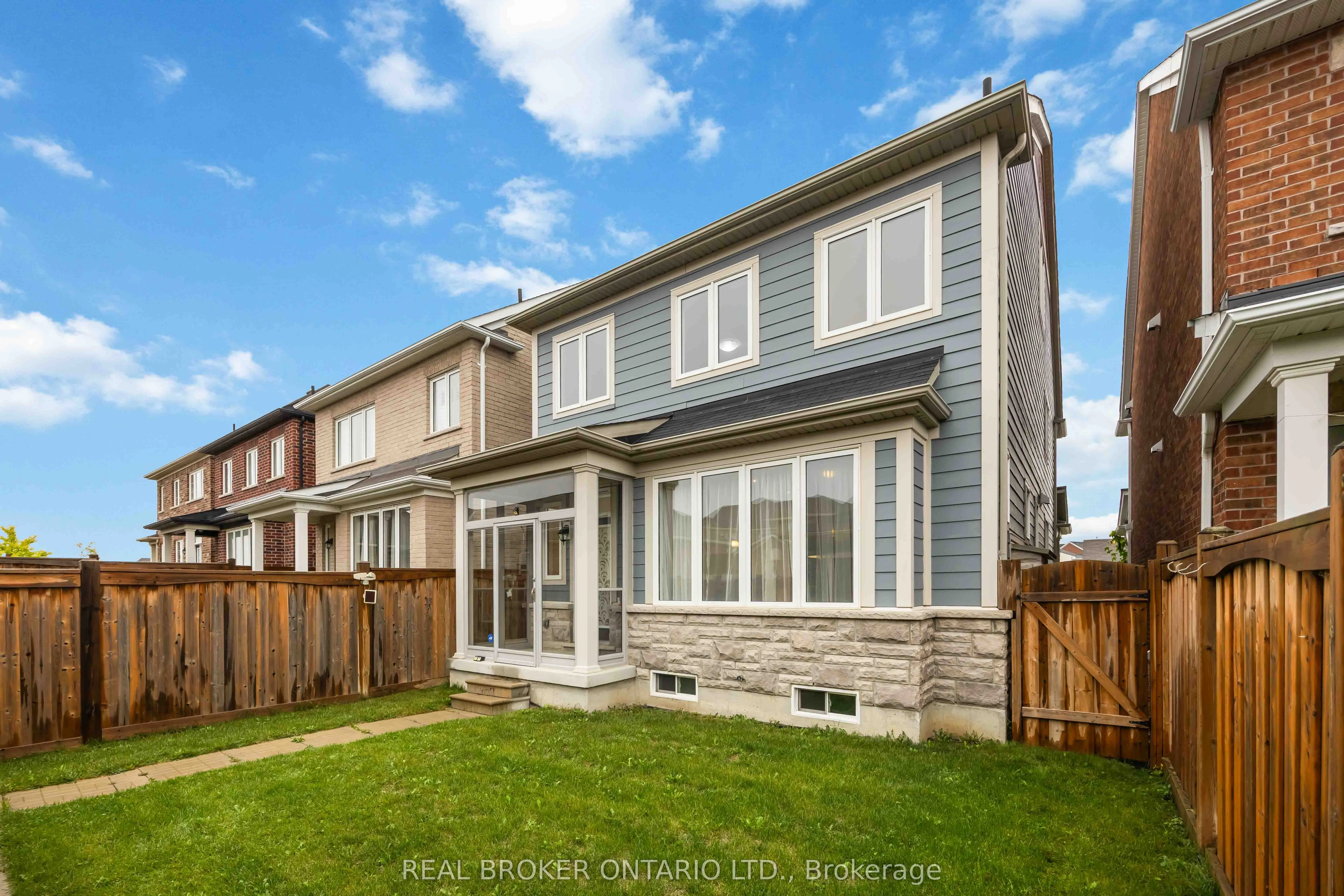18 Lawrence Pilkington Avenue