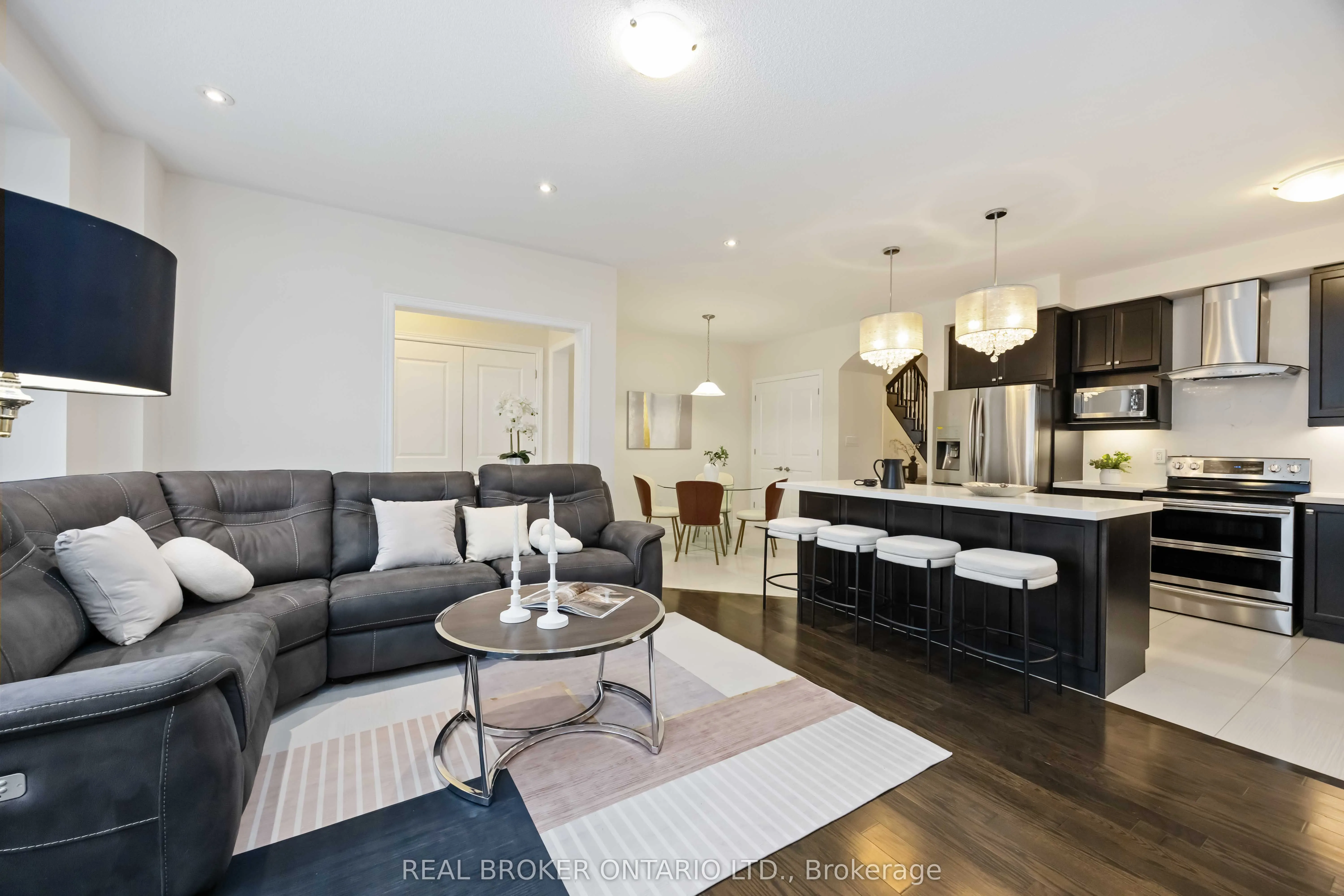 18 Lawrence Pilkington Avenue