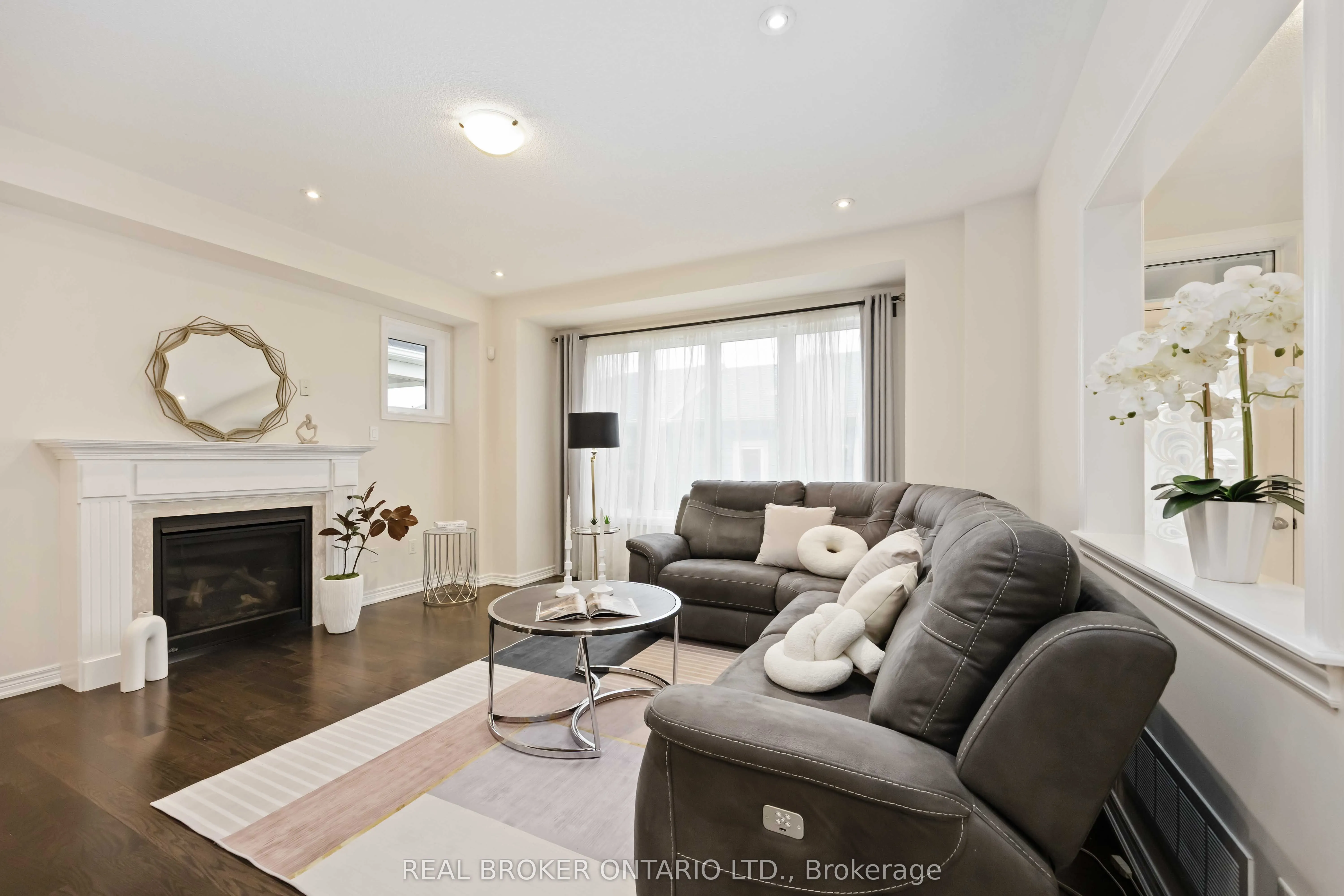 18 Lawrence Pilkington Avenue