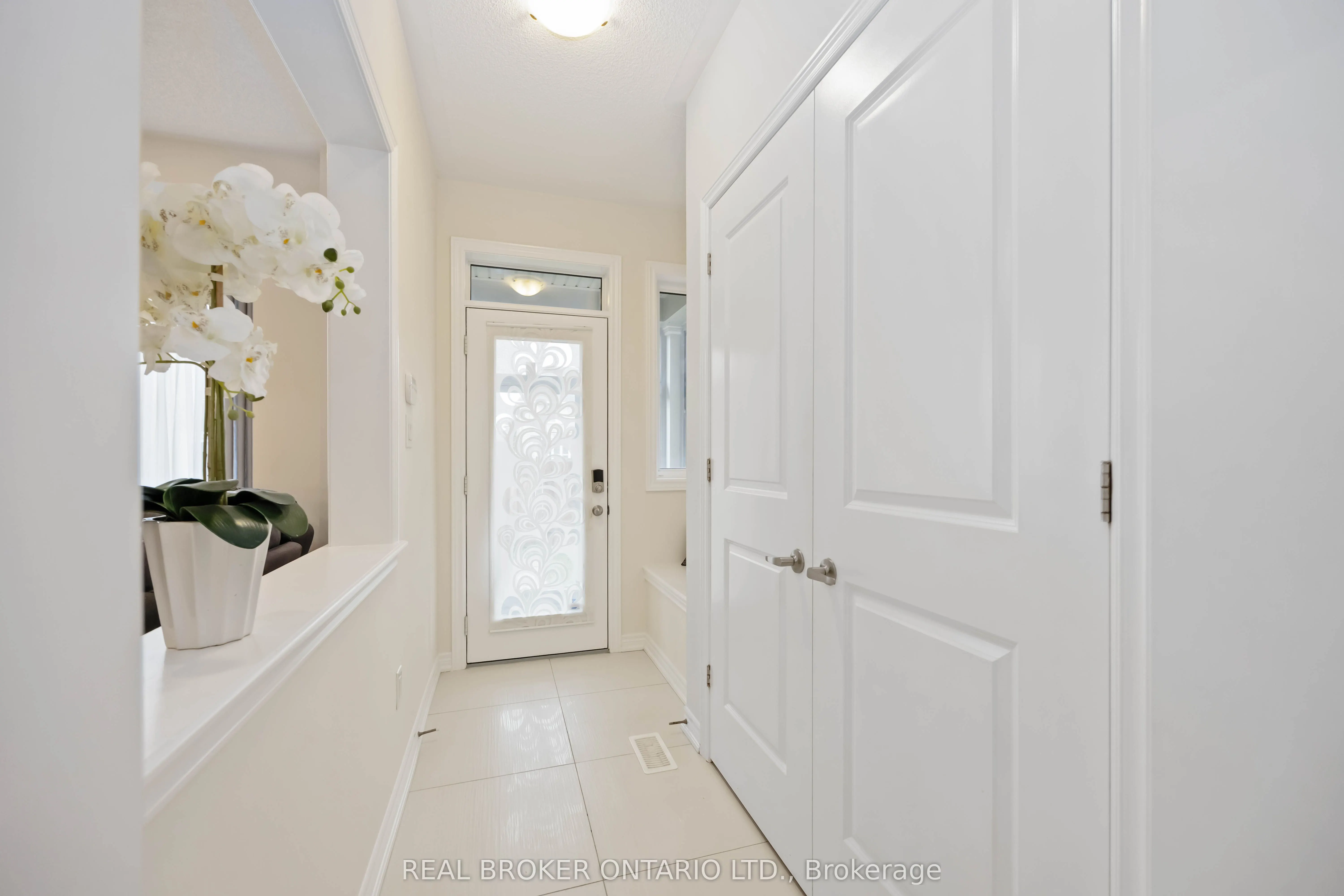 18 Lawrence Pilkington Avenue