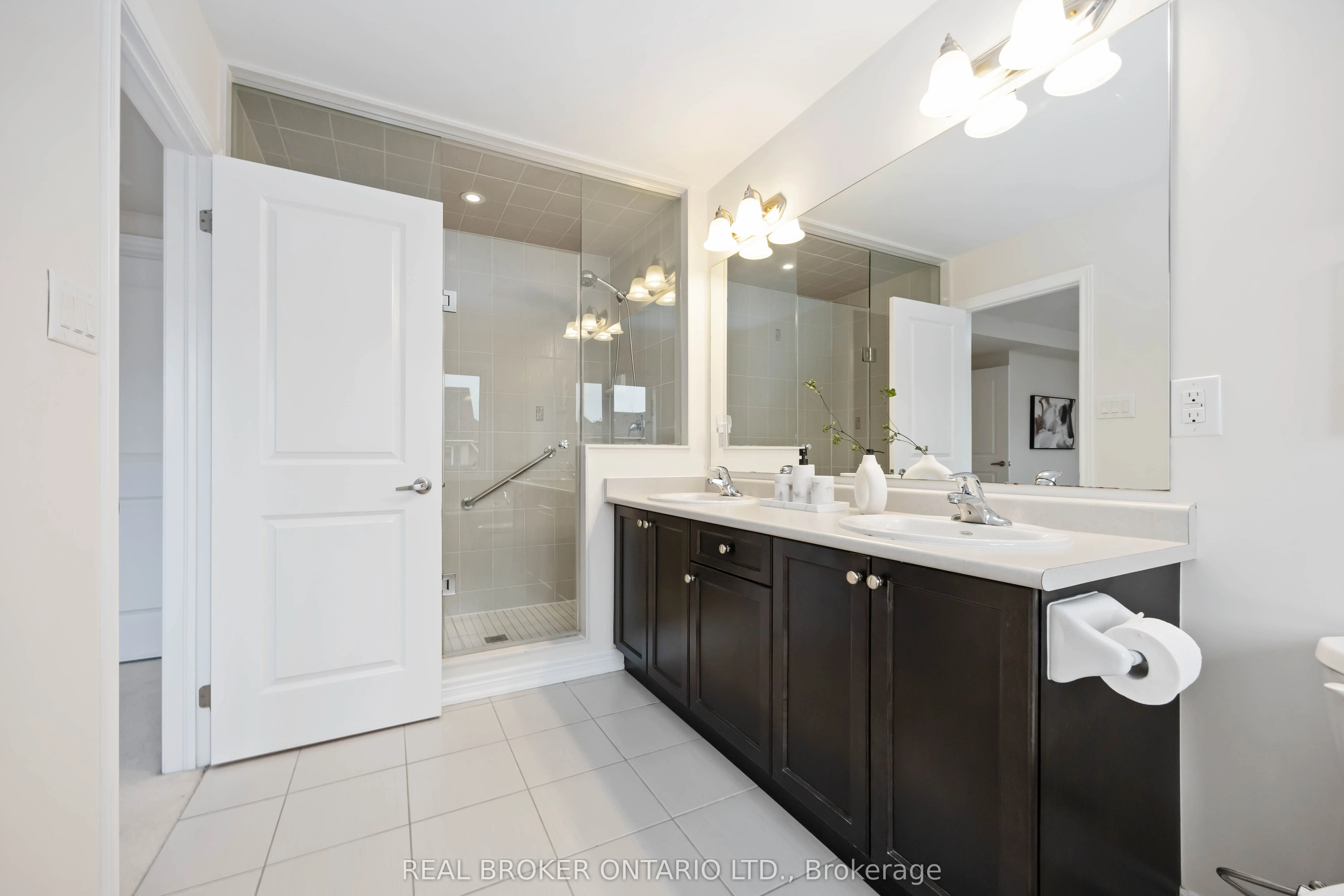 18 Lawrence Pilkington Avenue