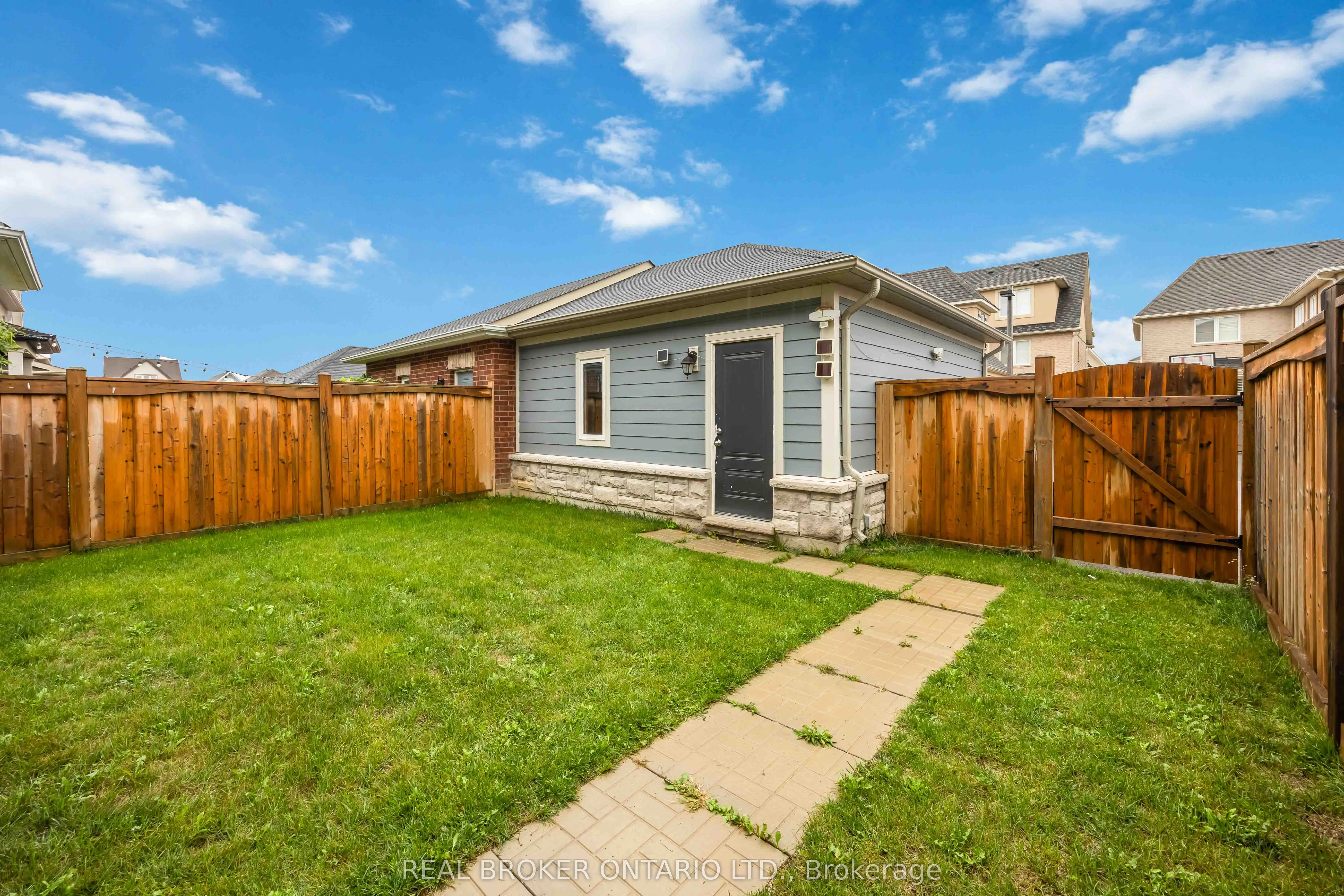 18 Lawrence Pilkington Avenue