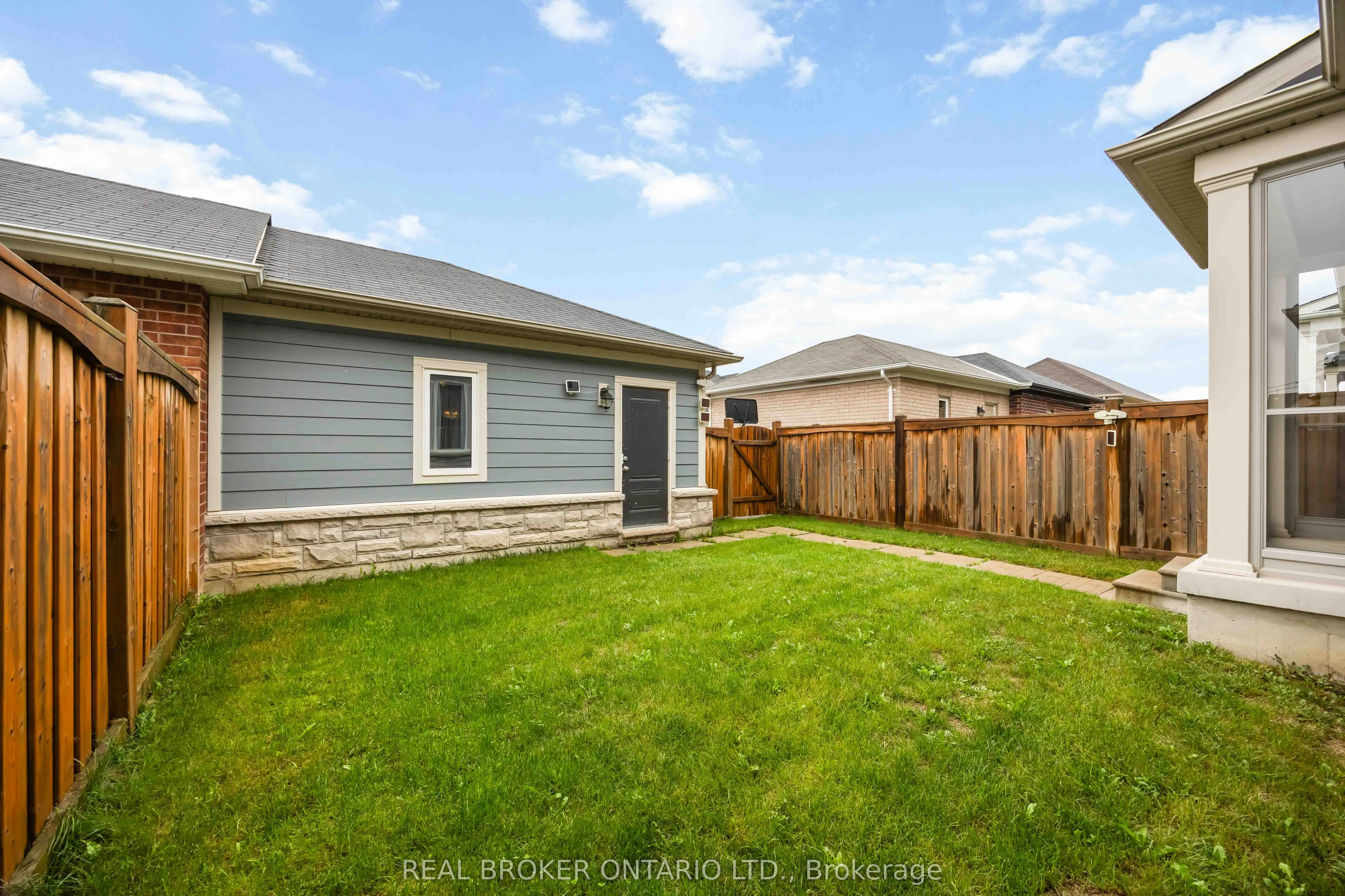 18 Lawrence Pilkington Avenue
