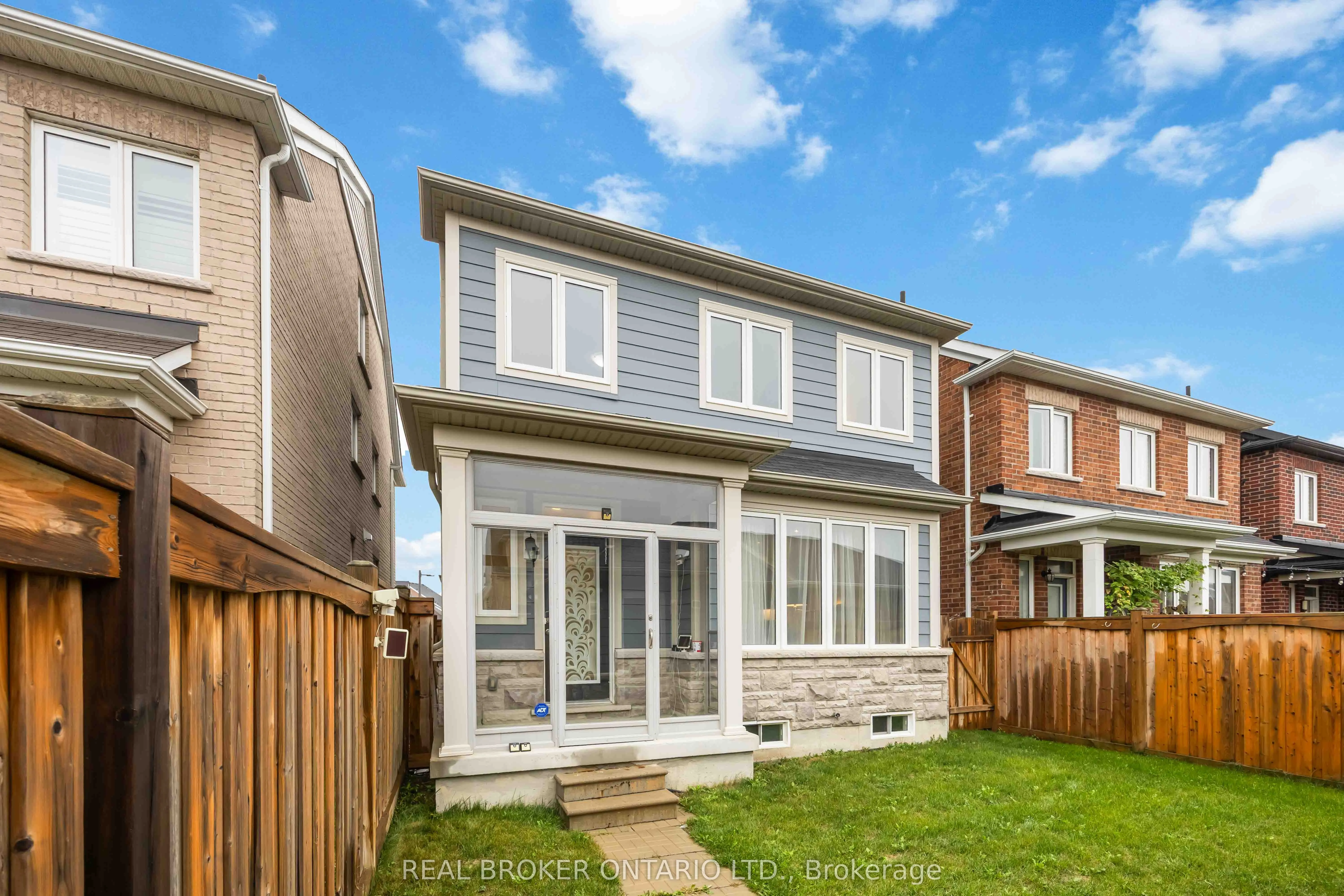 18 Lawrence Pilkington Avenue