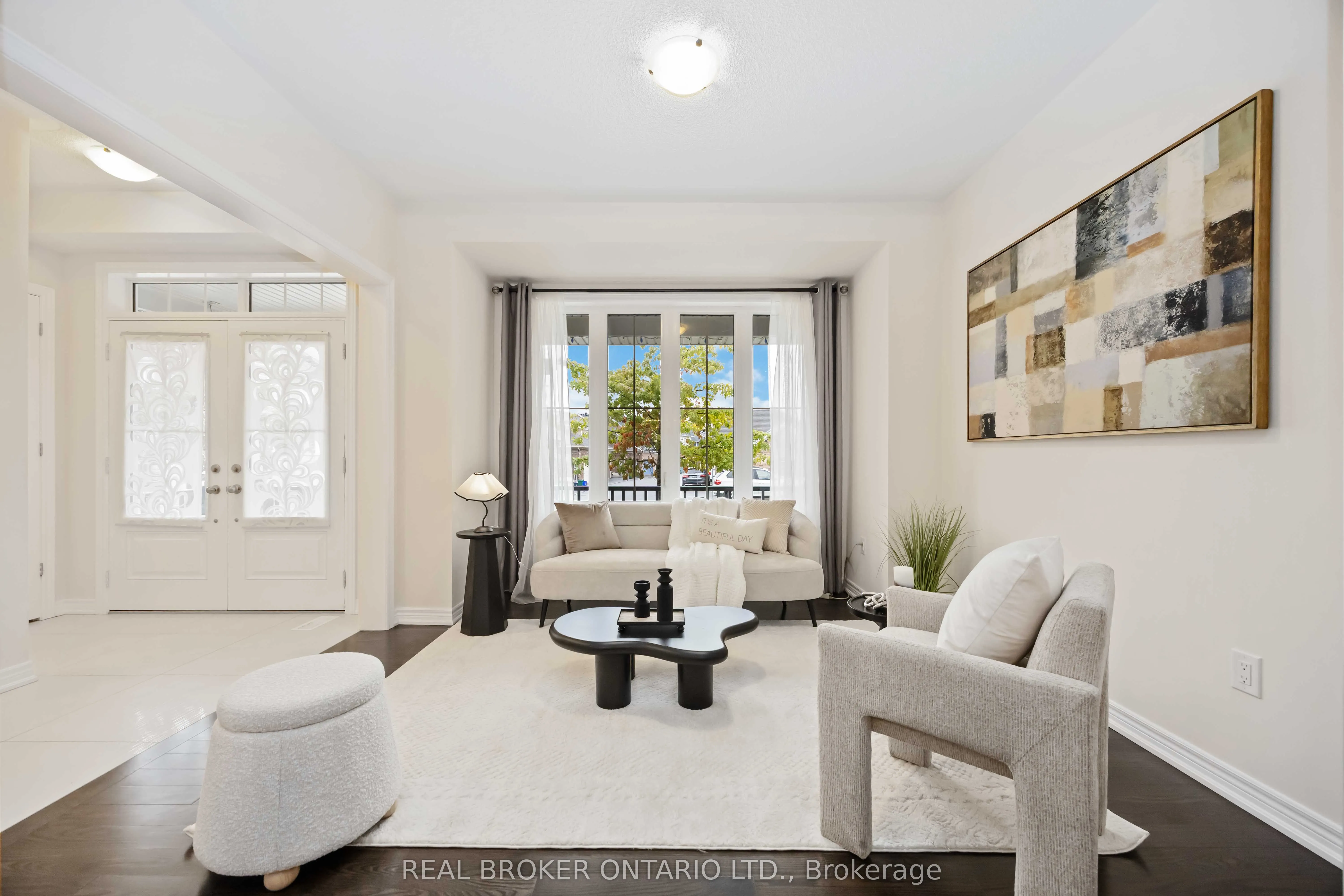 18 Lawrence Pilkington Avenue