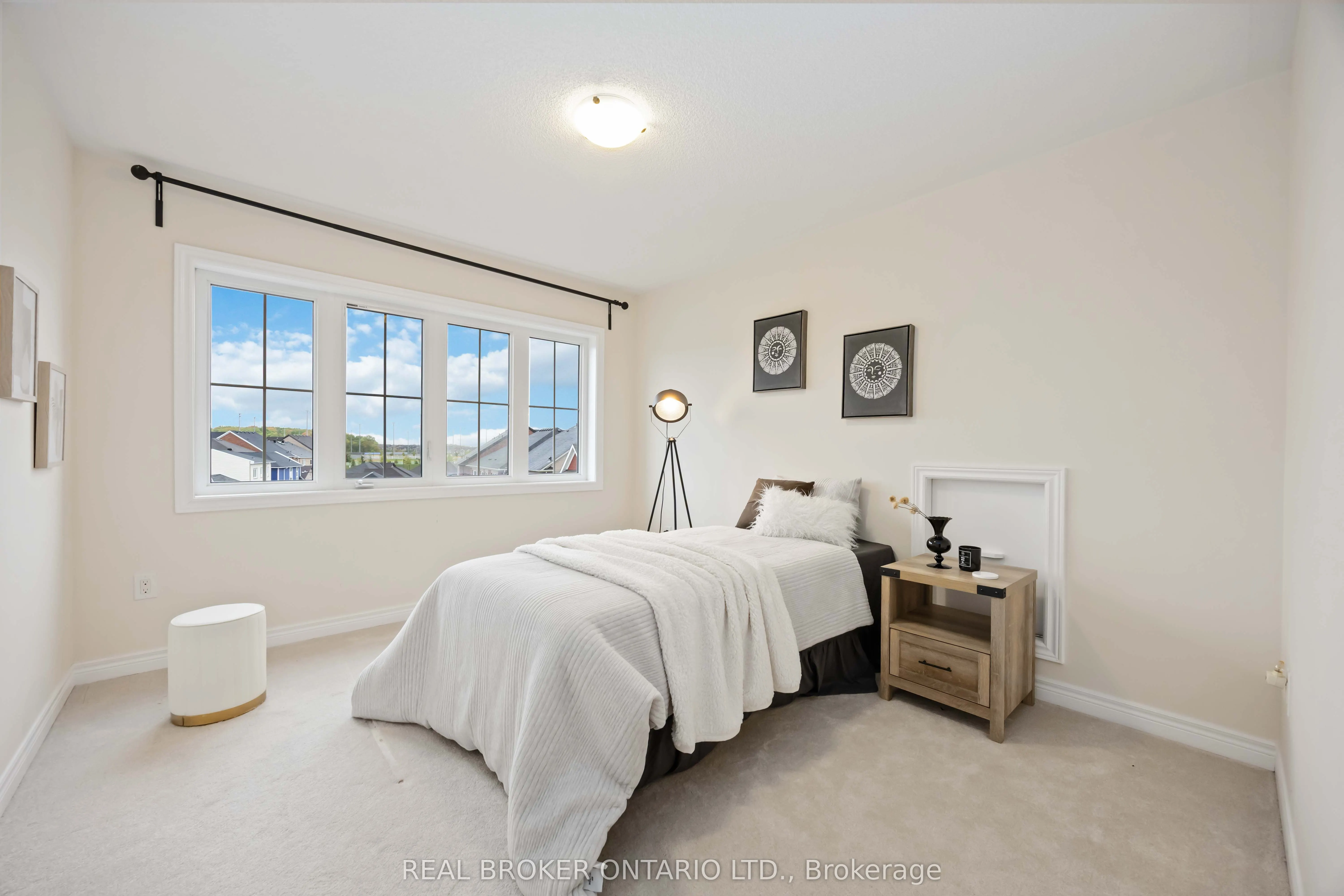 18 Lawrence Pilkington Avenue