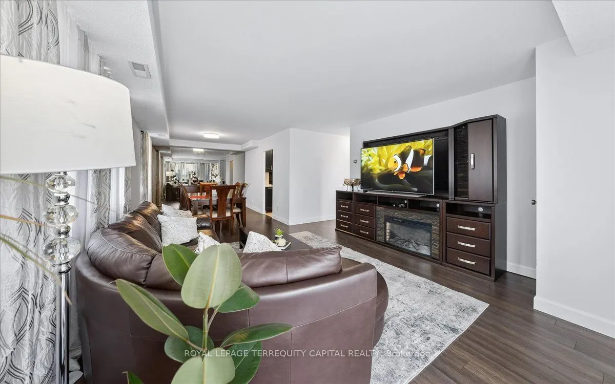8111 Yonge Street, #909