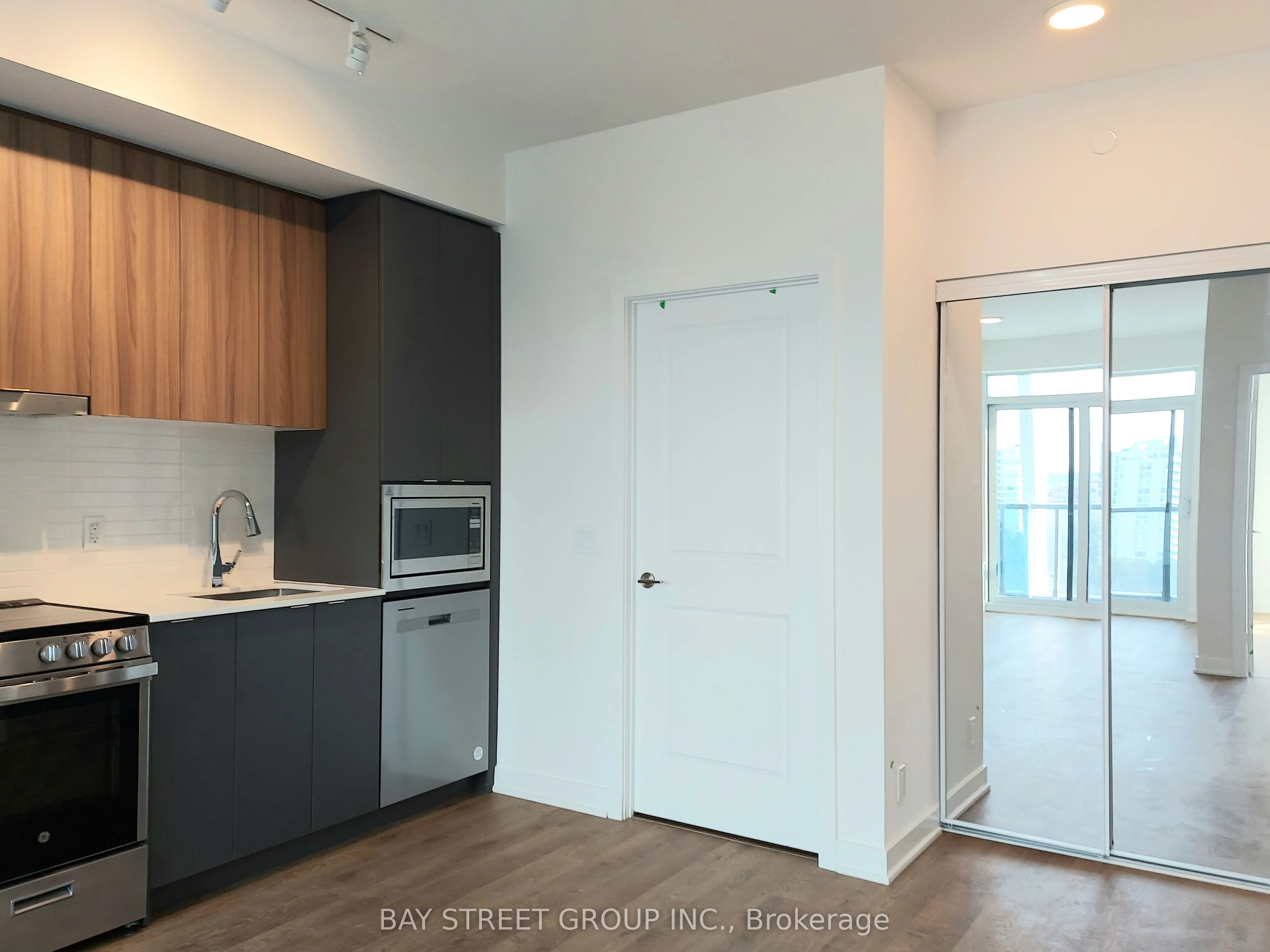 50 Upper Mall Way, #B1006