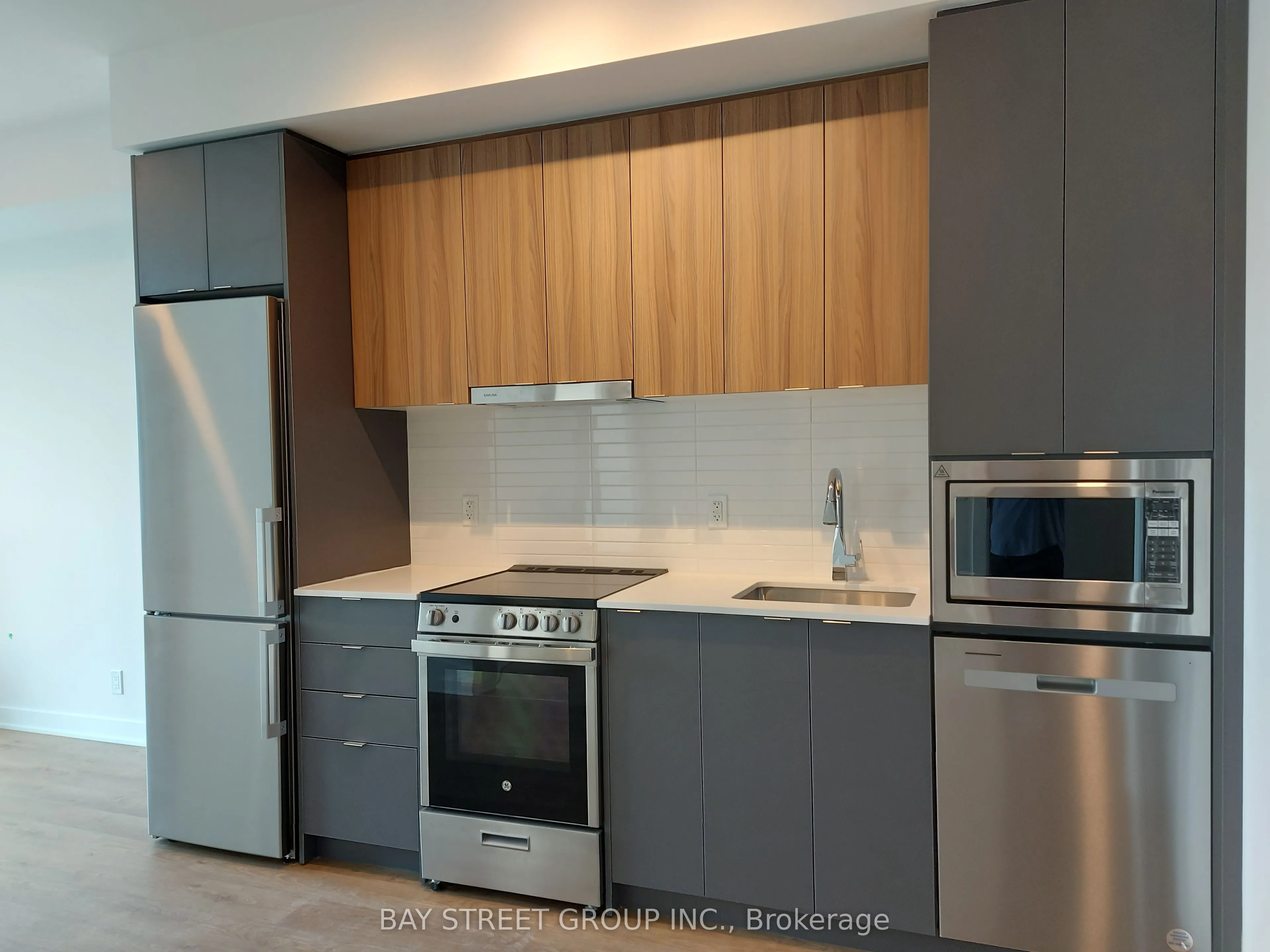 50 Upper Mall Way, #B1006