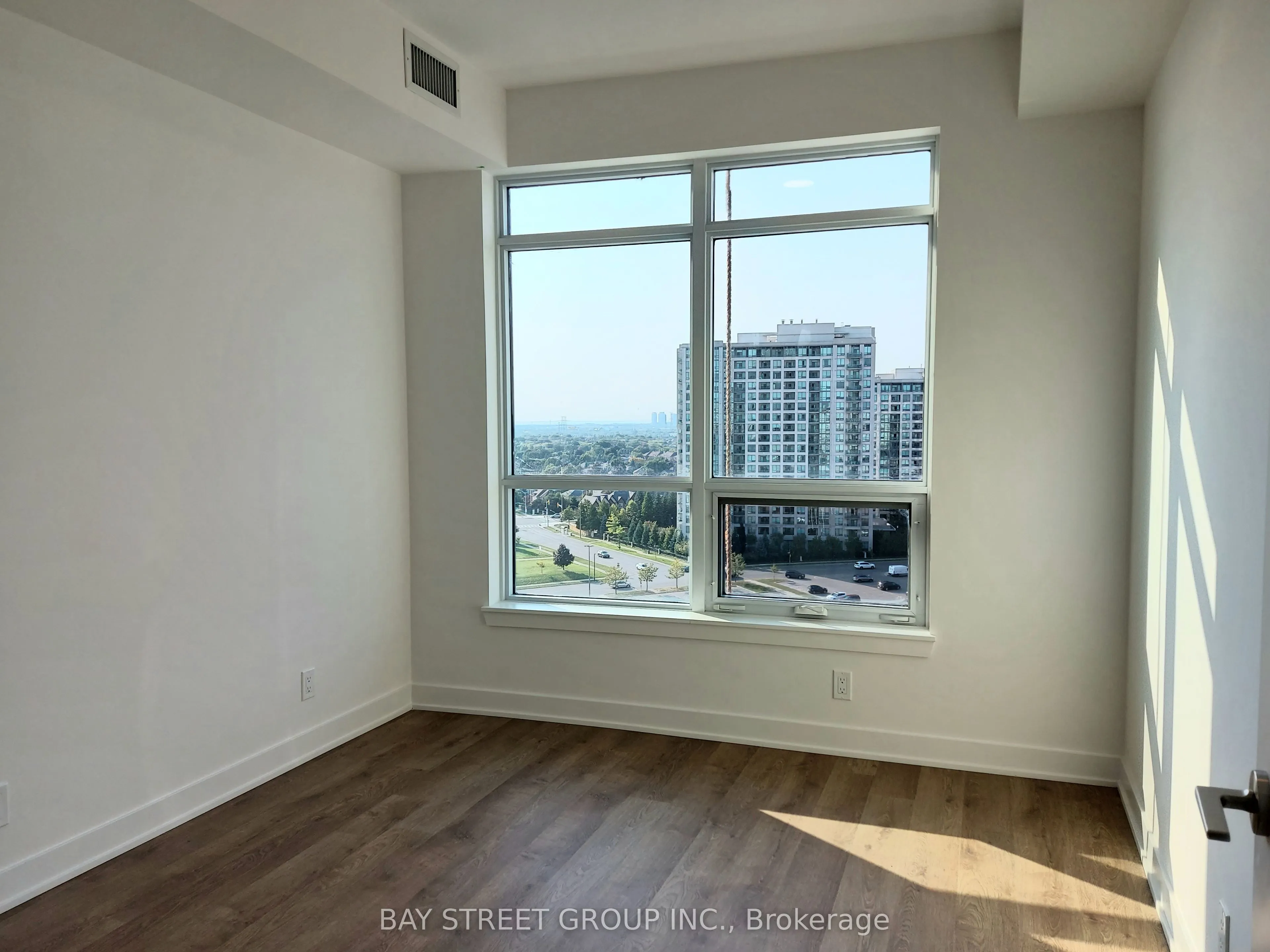50 Upper Mall Way, #B1006
