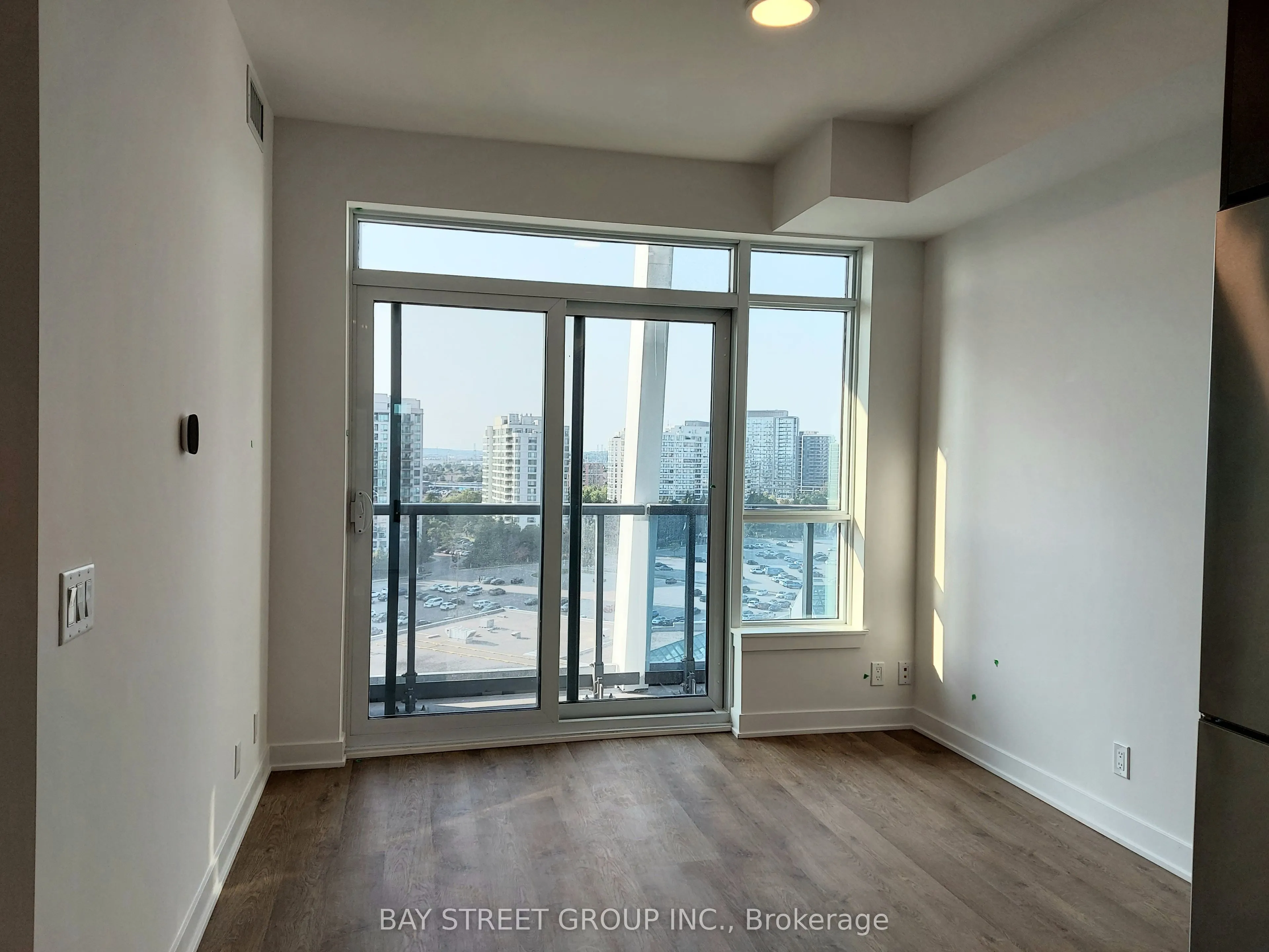 50 Upper Mall Way, #B1006