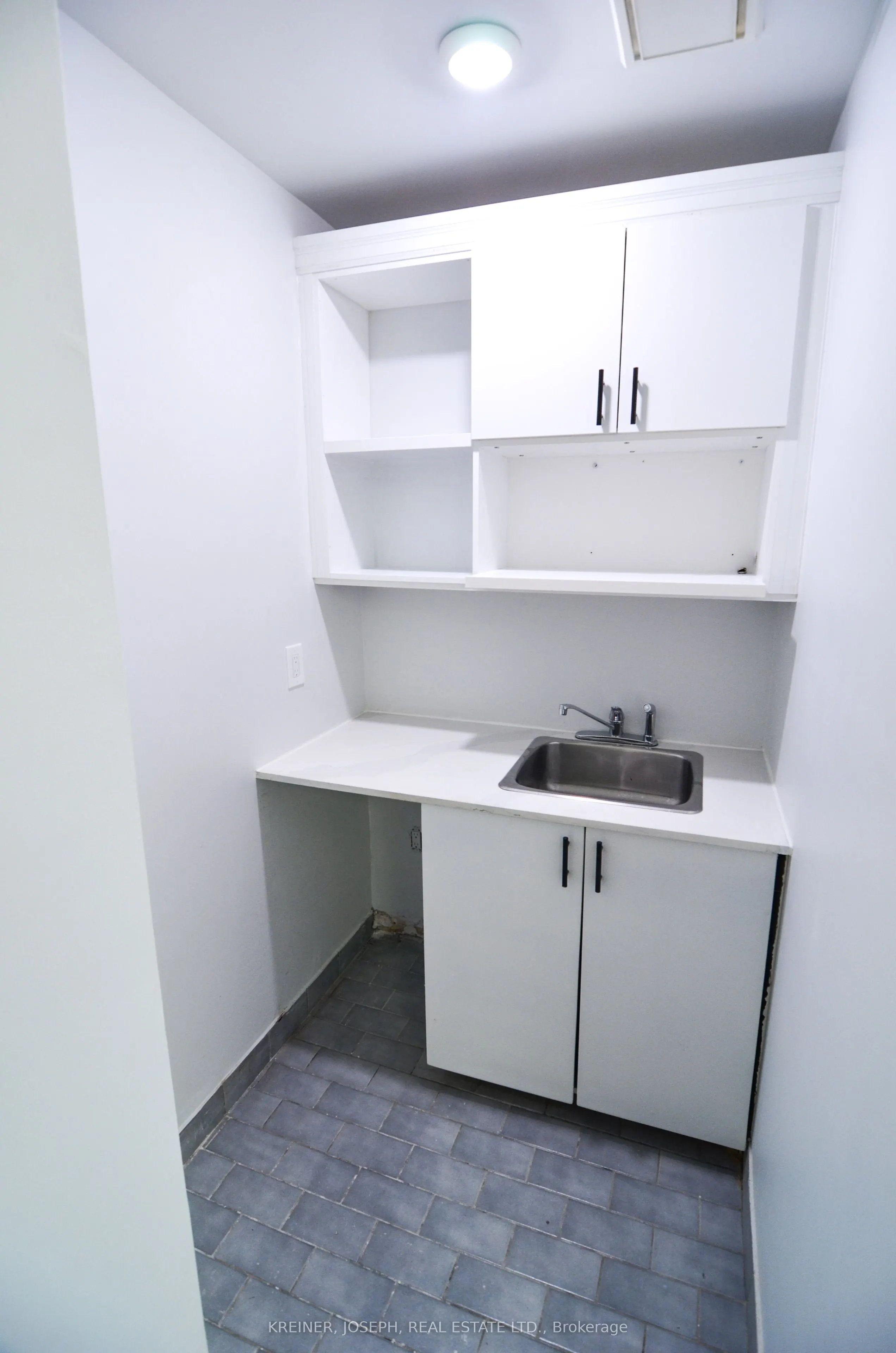 1234 Reid Street, #Suite 9