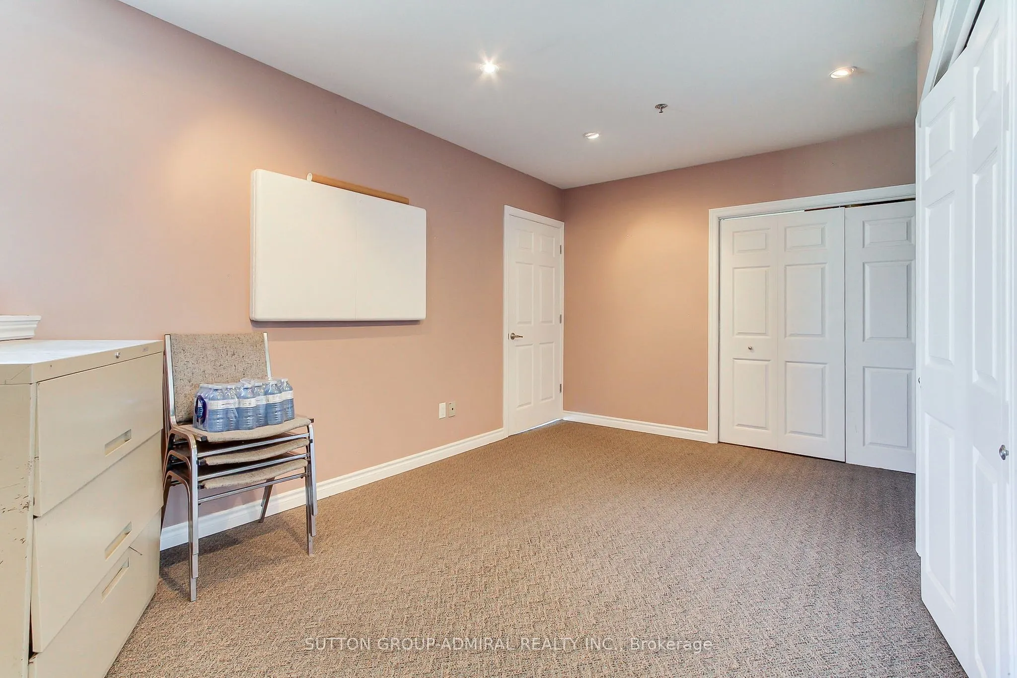 160 Applewood Crescent, #17