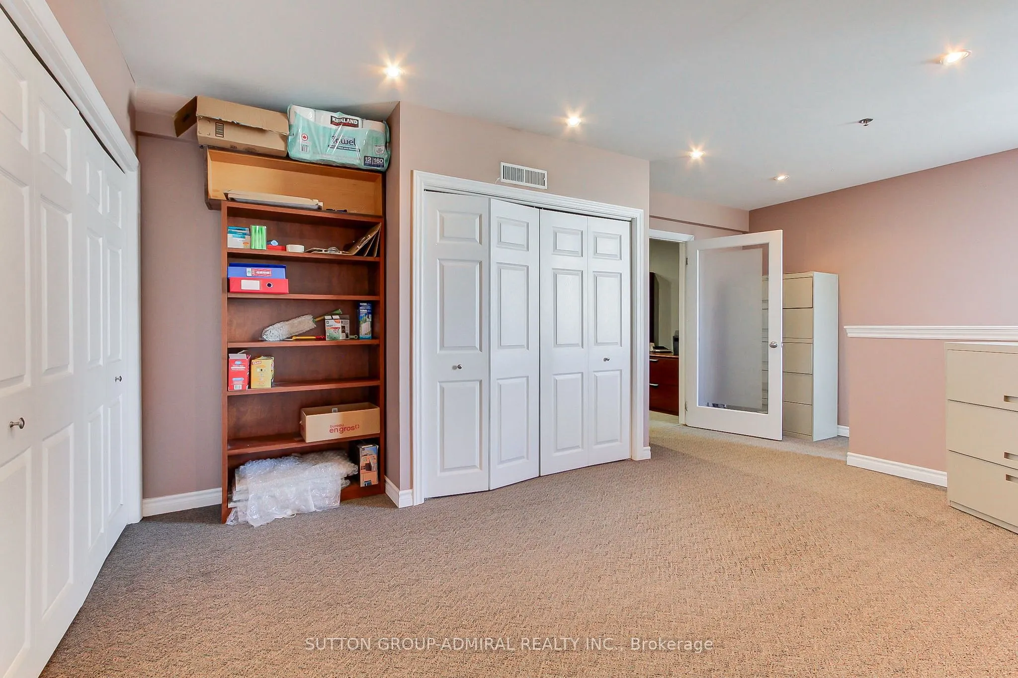160 Applewood Crescent, #17