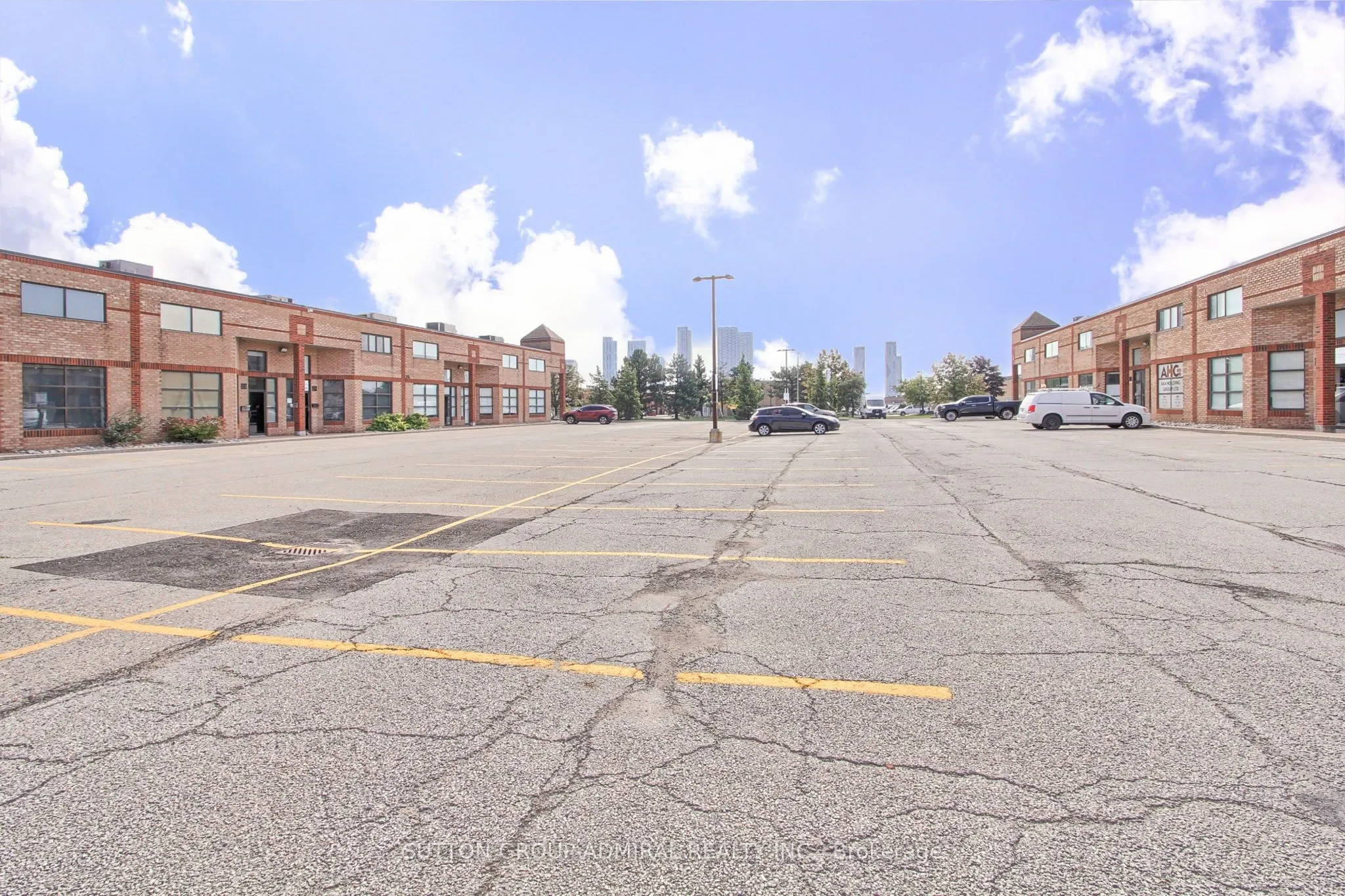 160 Applewood Crescent, #17