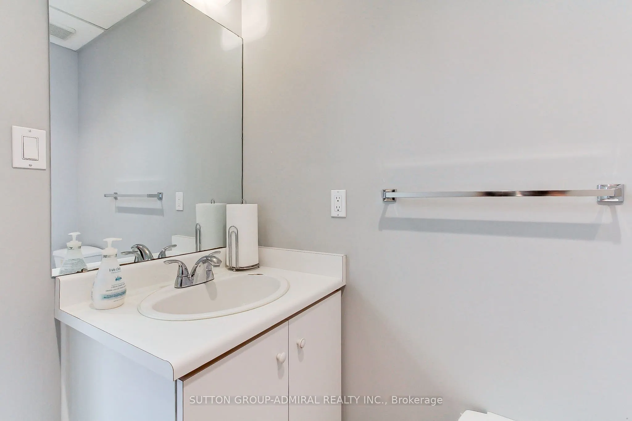 160 Applewood Crescent, #17