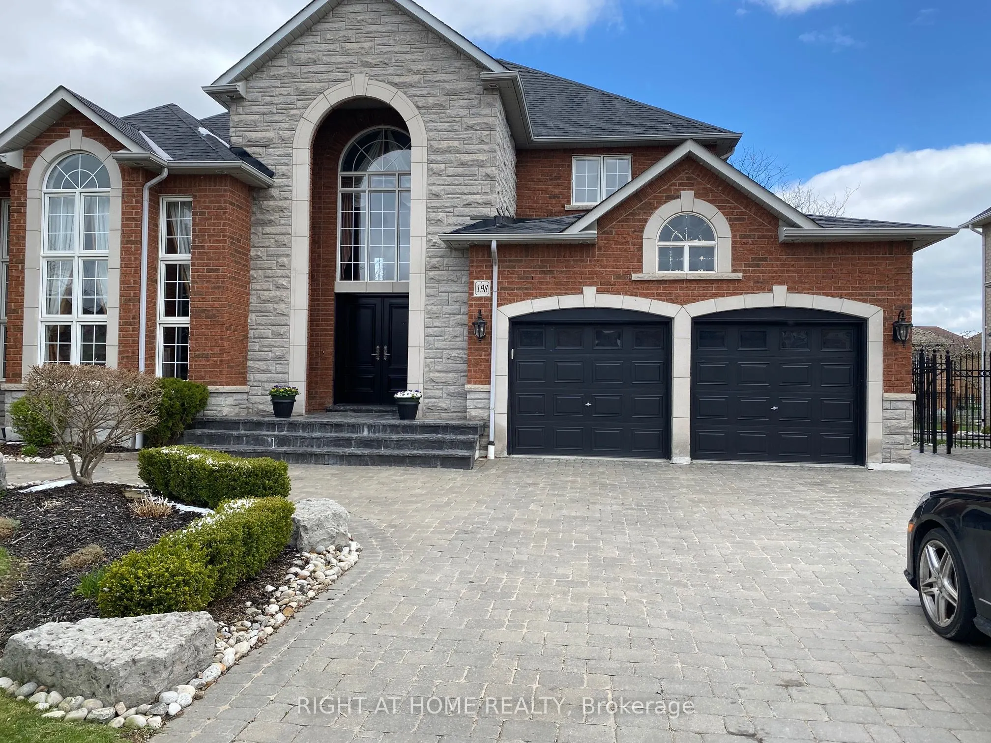 198 novaview Crescent