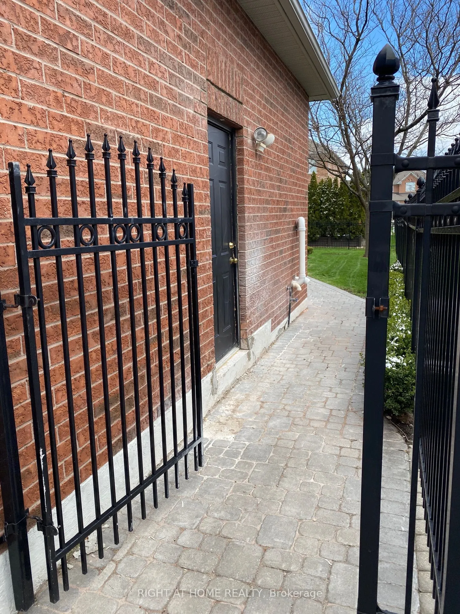 198 novaview Crescent