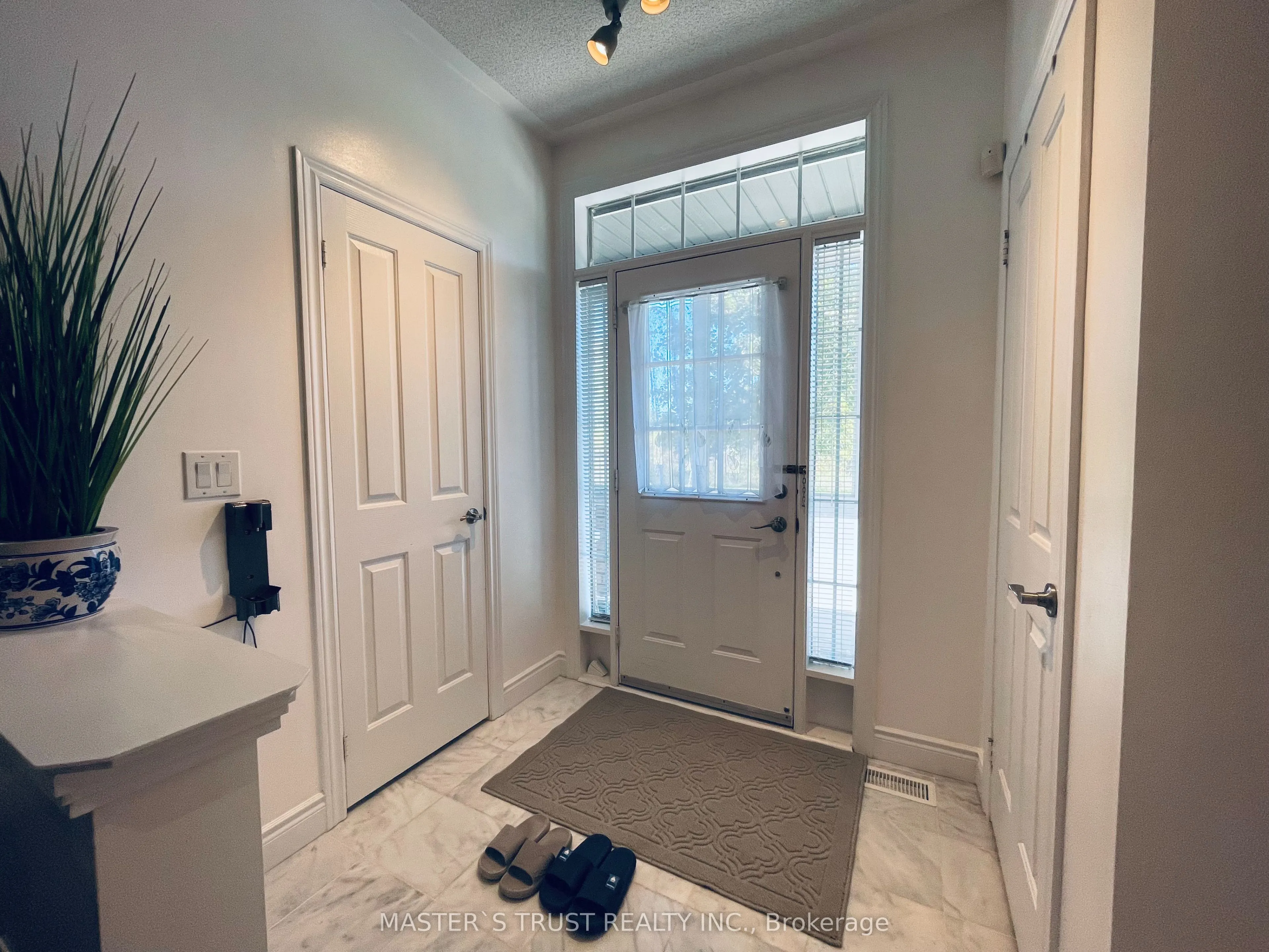 418 The Bridle Walk