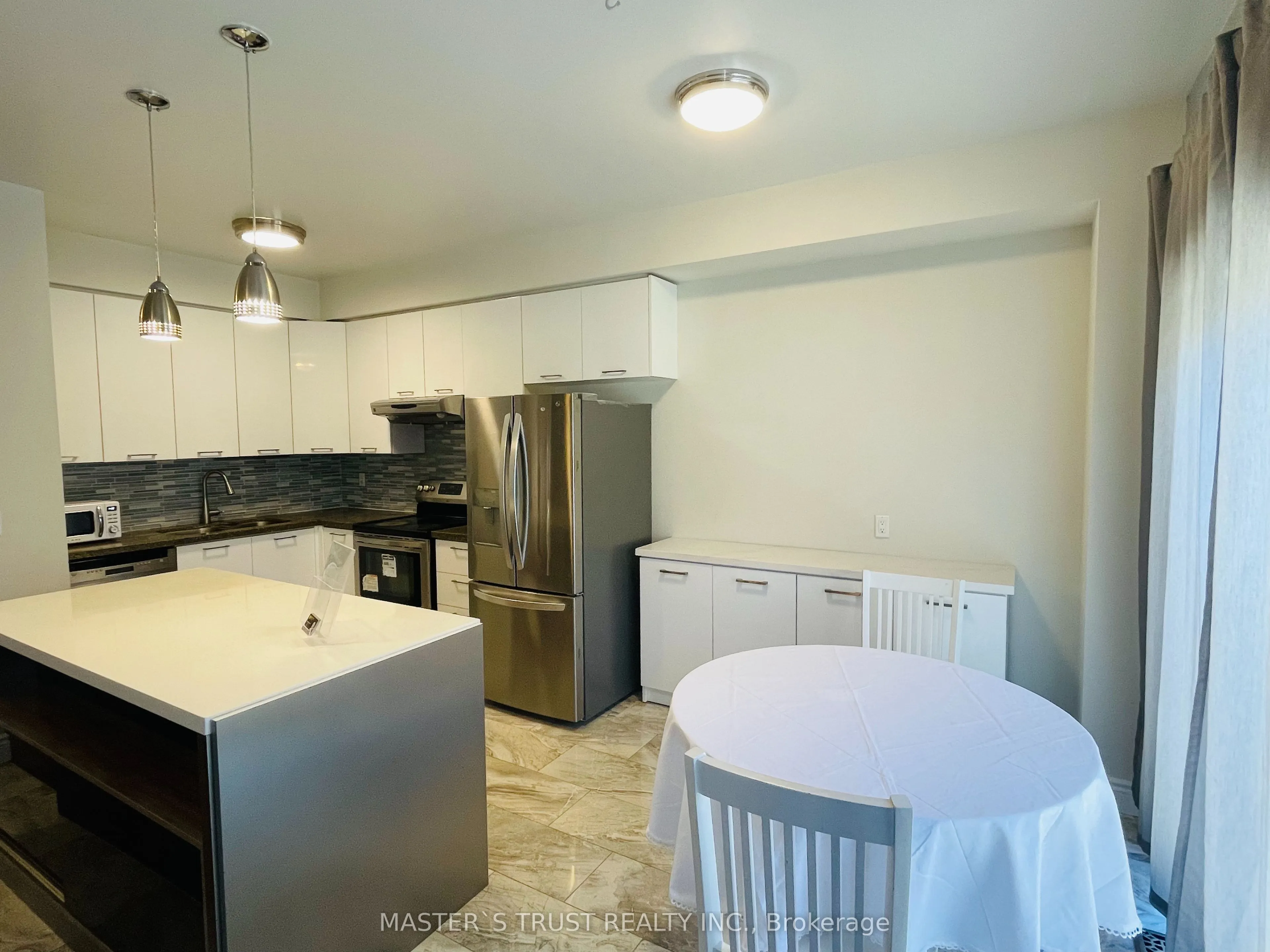 418 The Bridle Walk