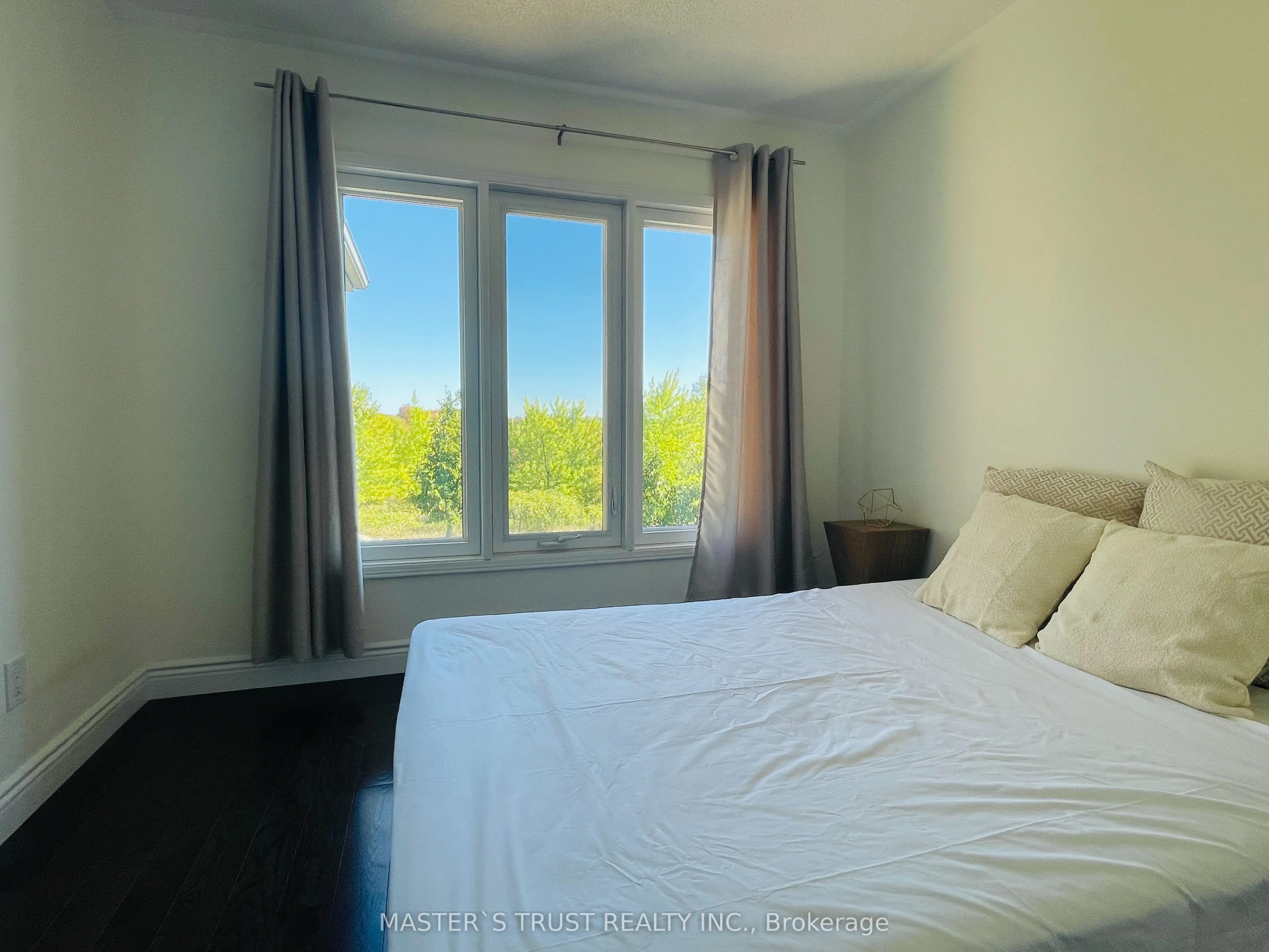 418 The Bridle Walk