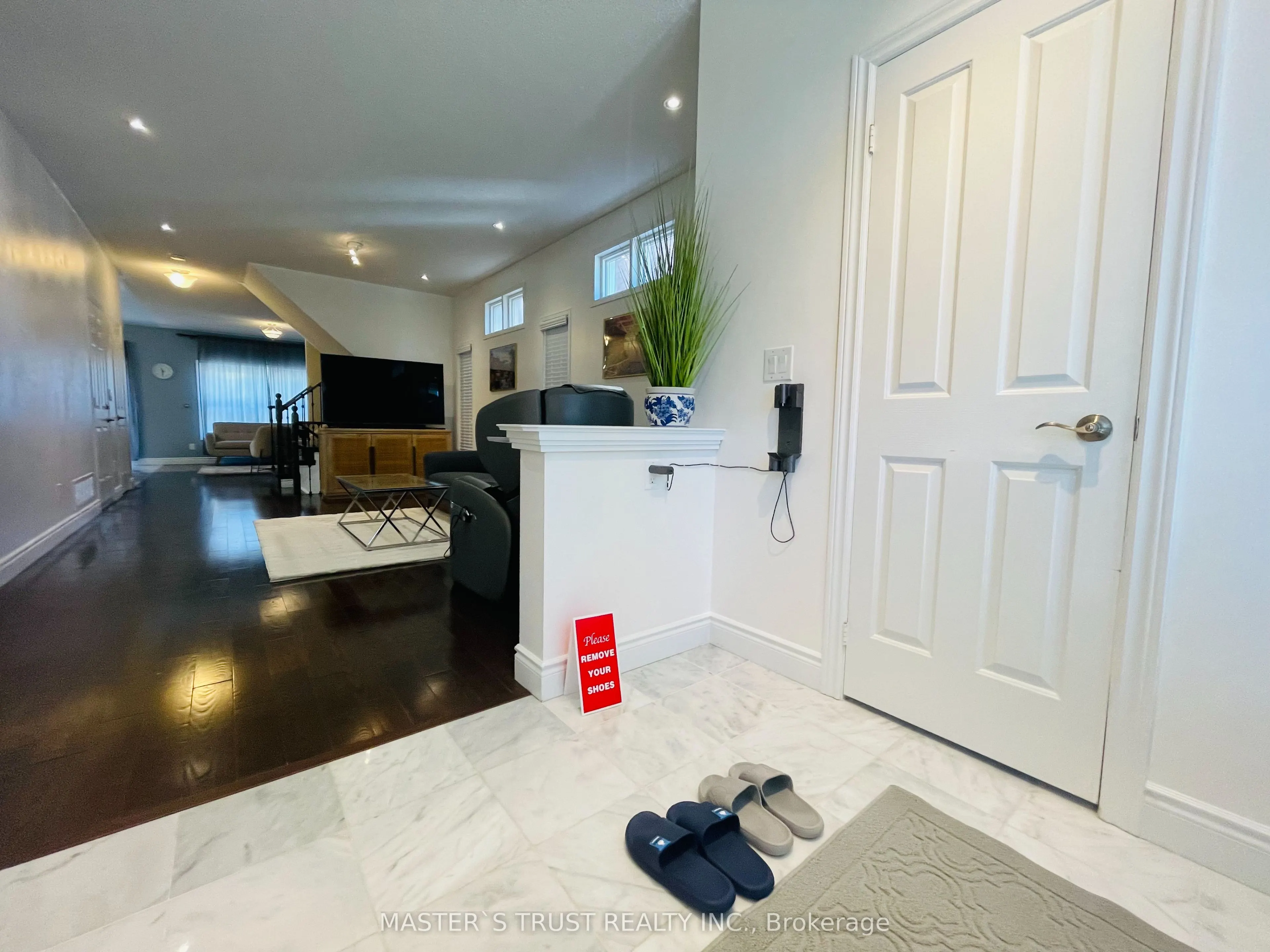 418 The Bridle Walk