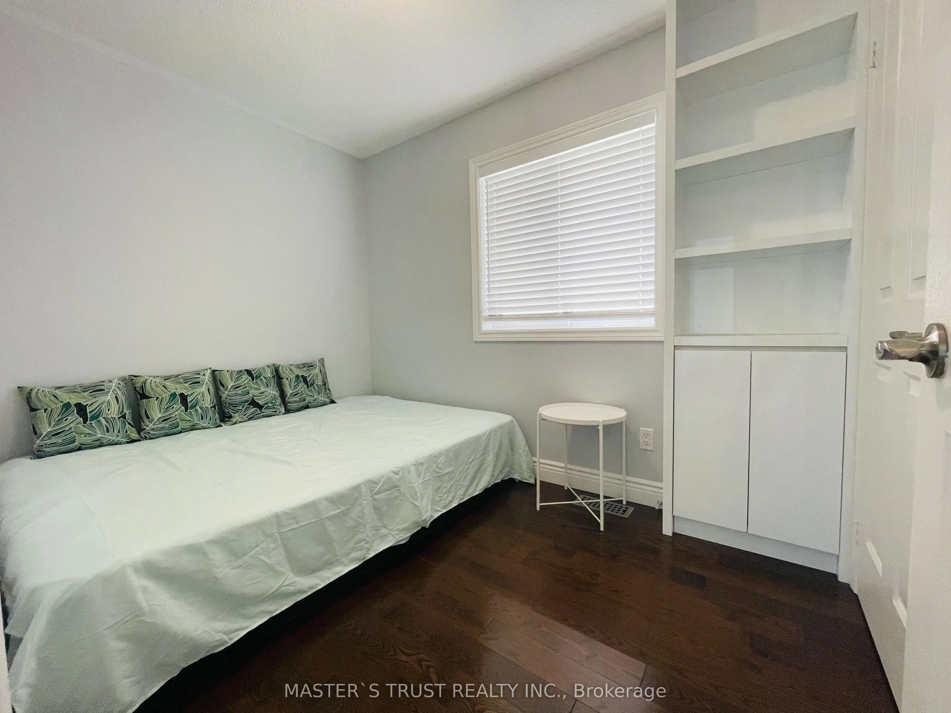 418 The Bridle Walk