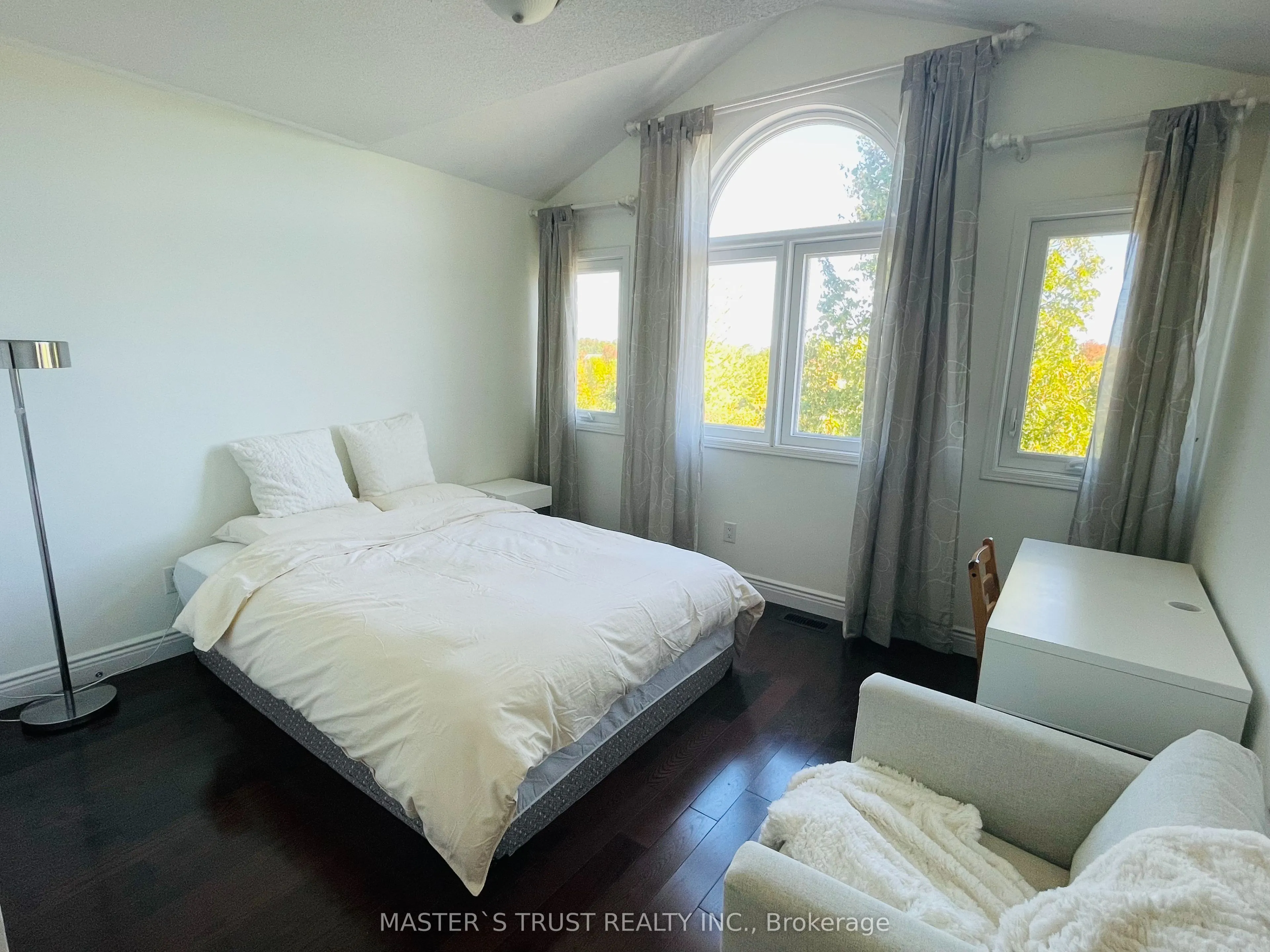 418 The Bridle Walk