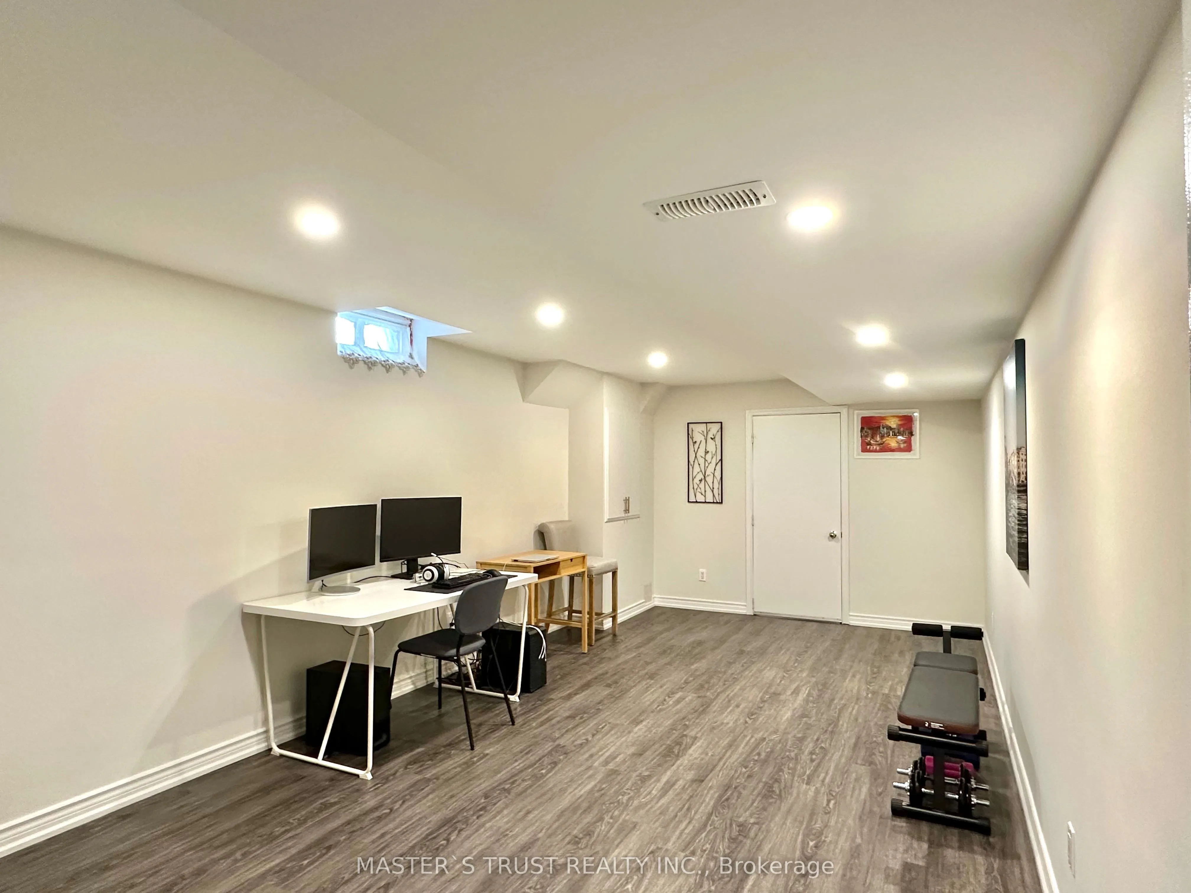 418 The Bridle Walk