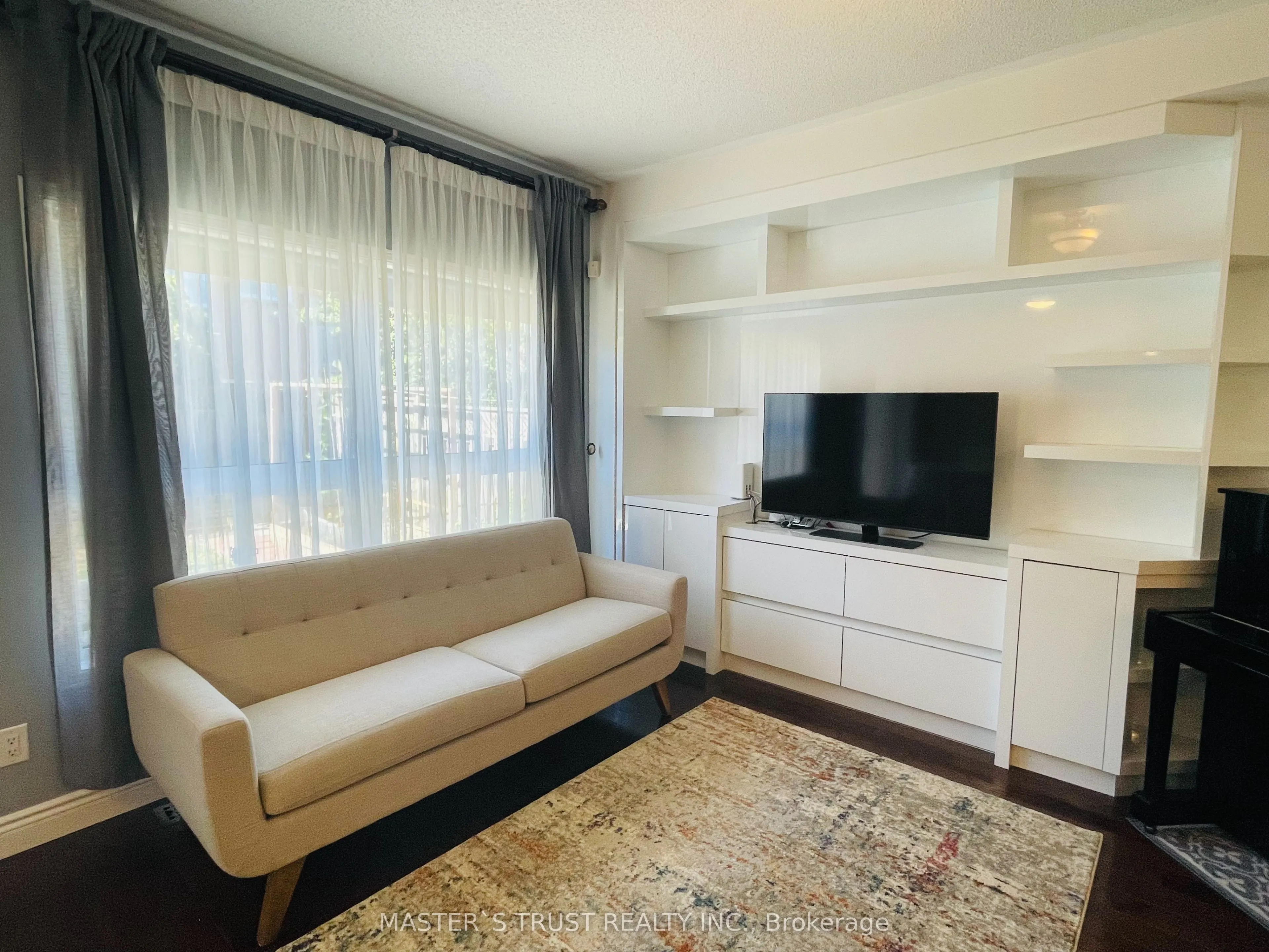 418 The Bridle Walk
