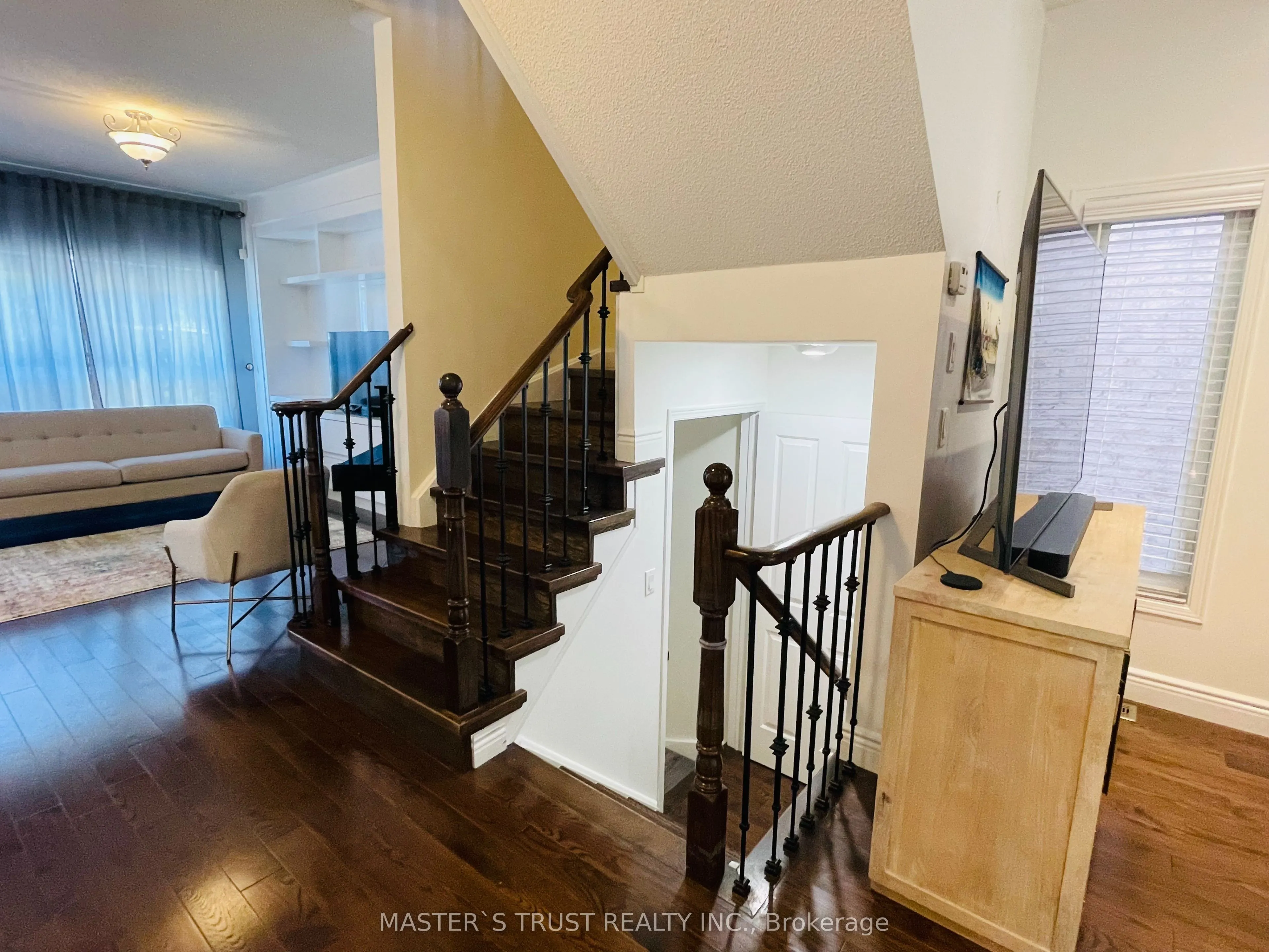 418 The Bridle Walk