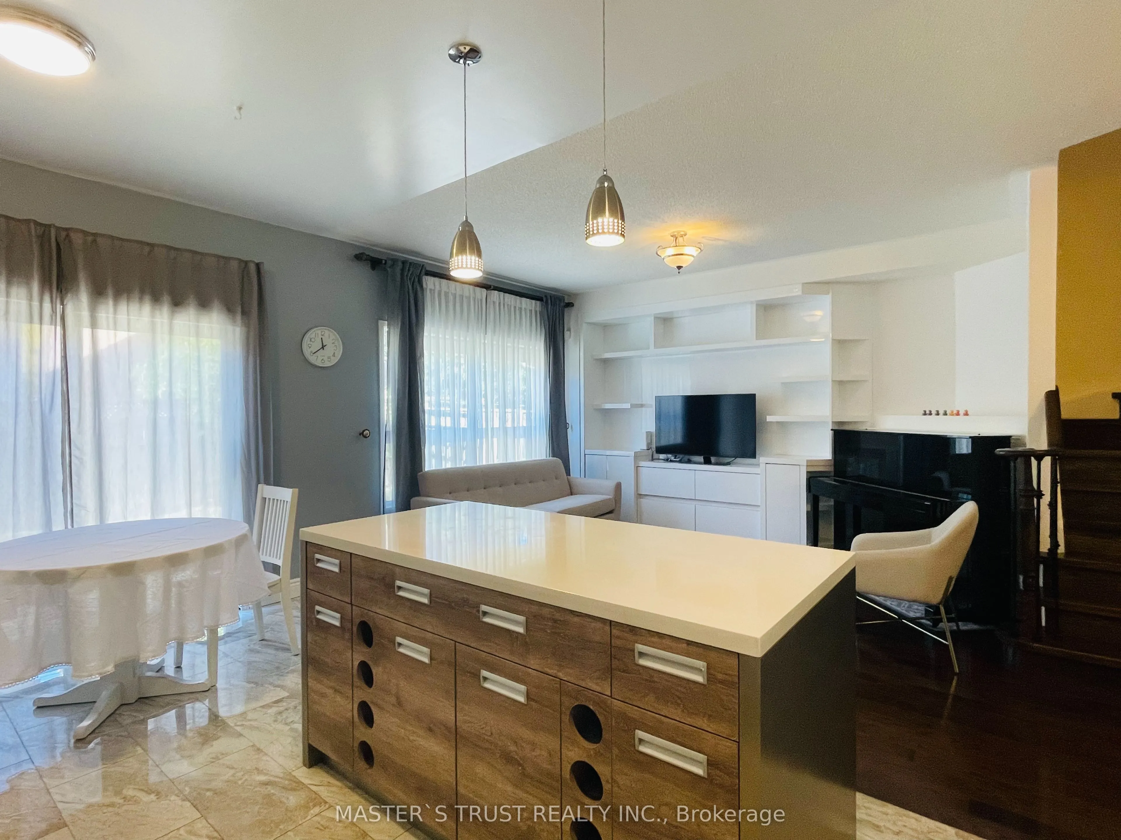 418 The Bridle Walk