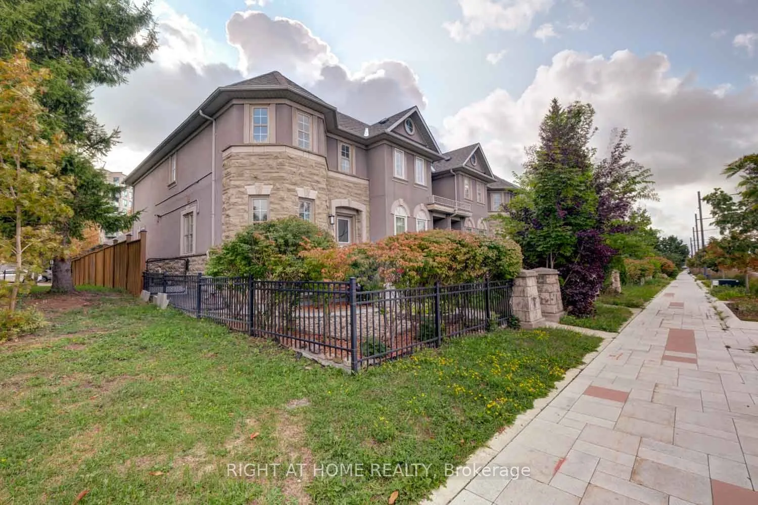 8963 Yonge Street