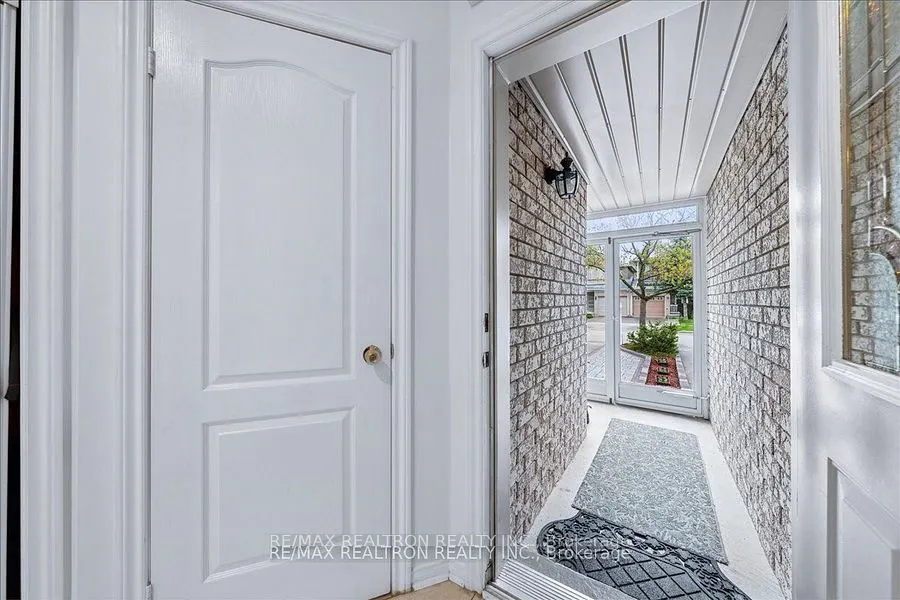 63 Carousel Crescent