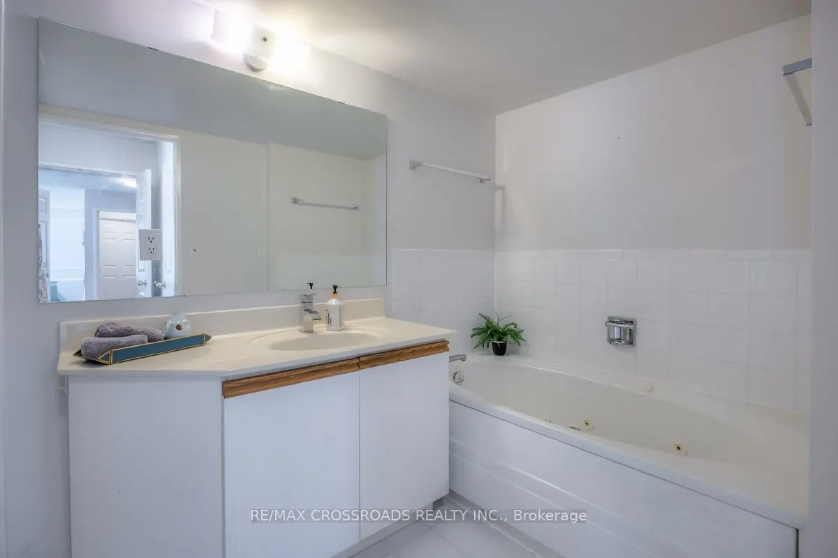 7825 Bayview Avenue, #304