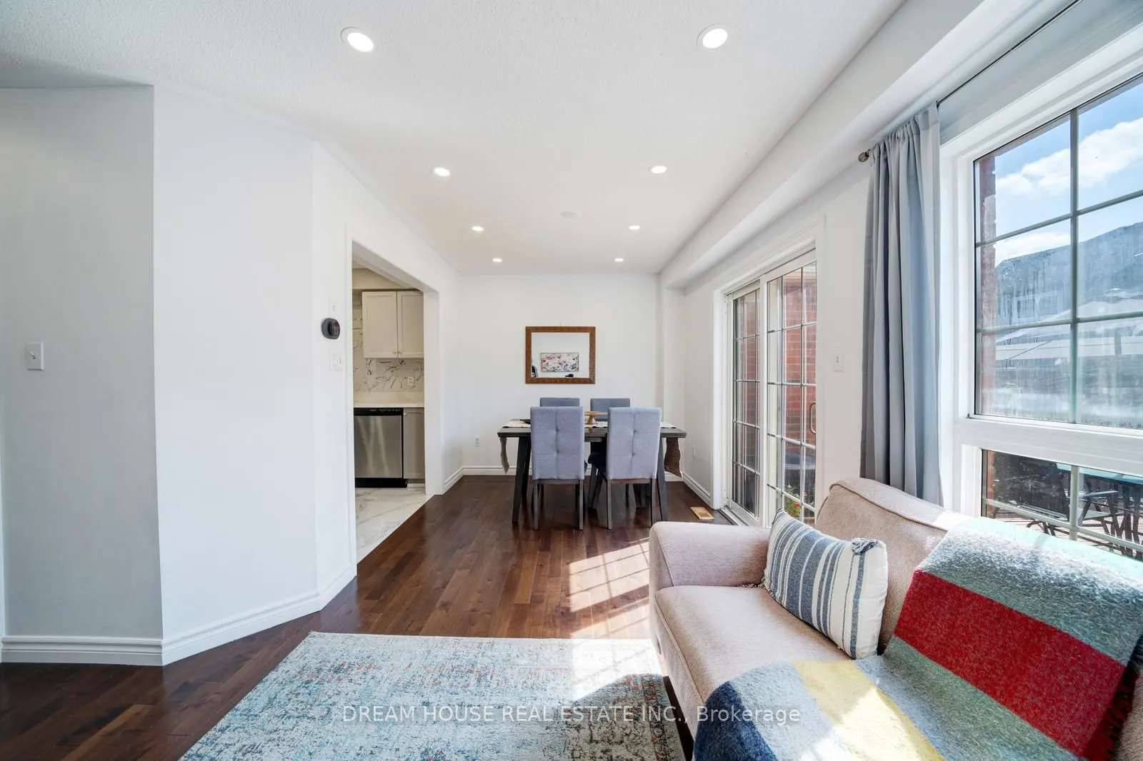 417 King Street E