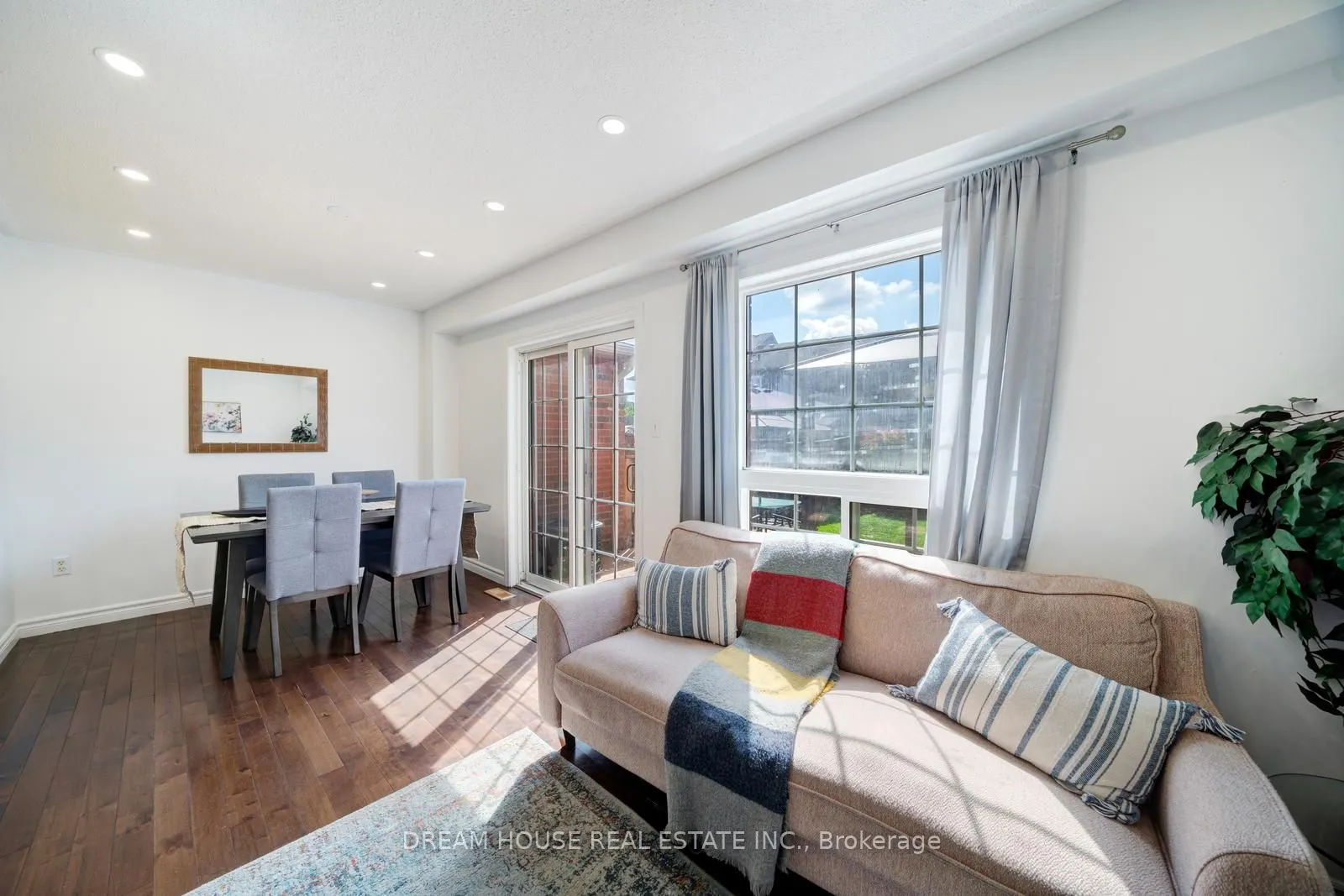 417 King Street E