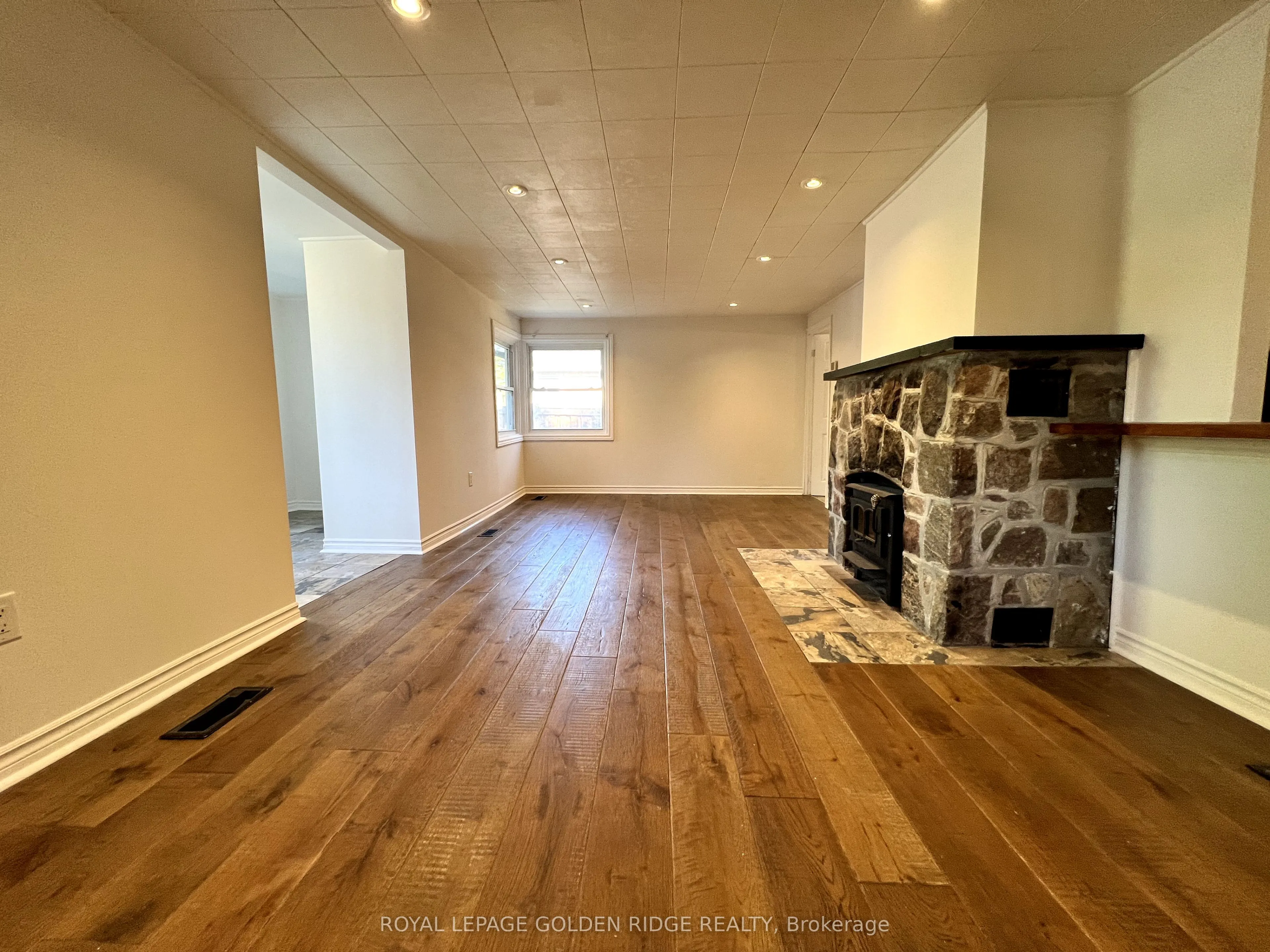 367 Hollywood Drive N