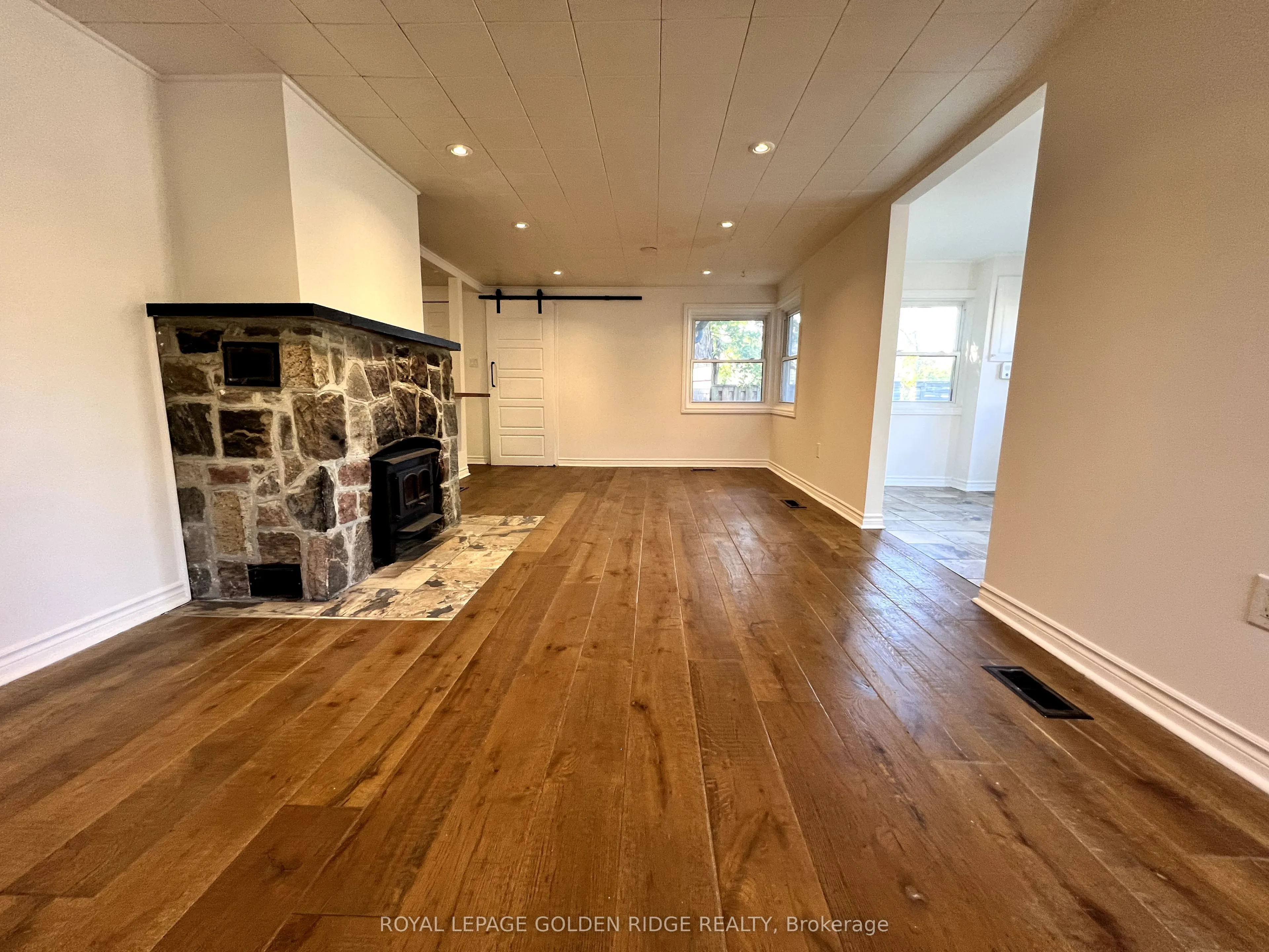 367 Hollywood Drive N