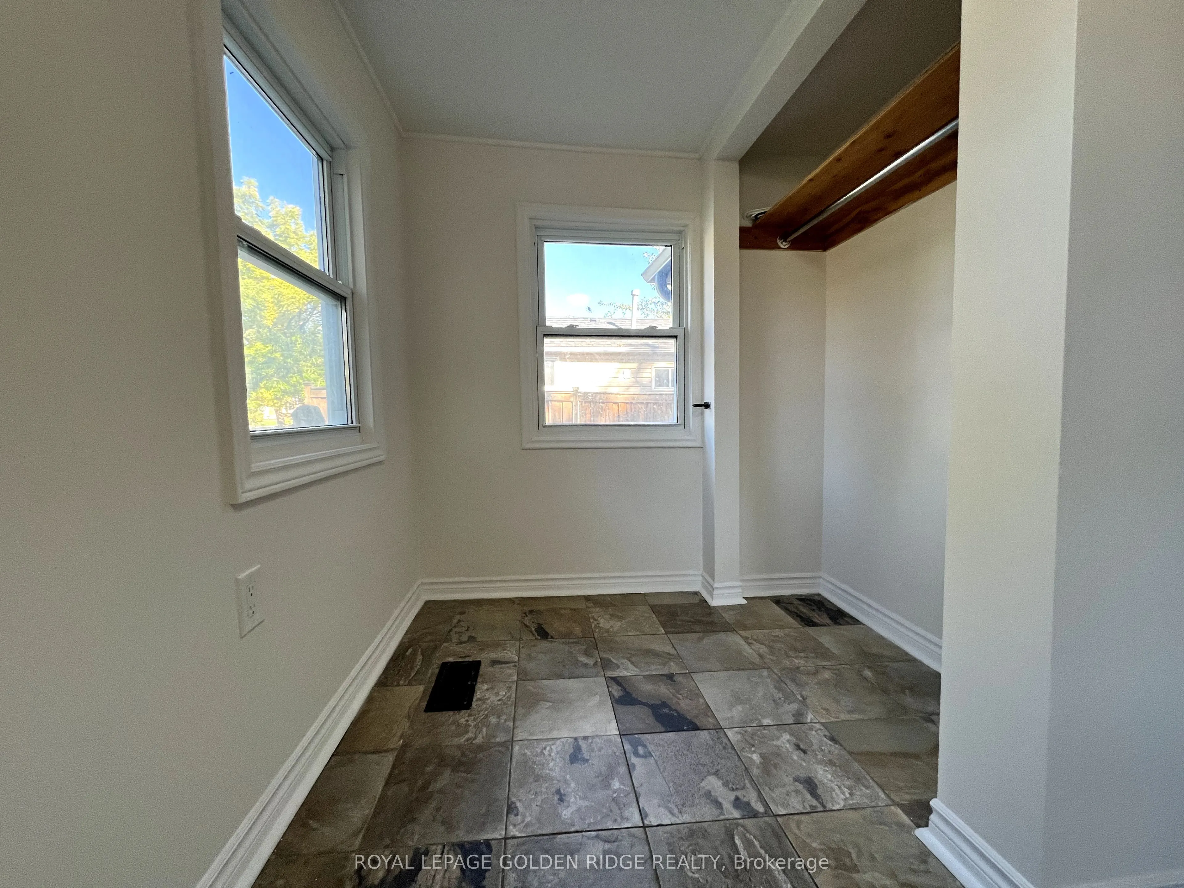 367 Hollywood Drive N