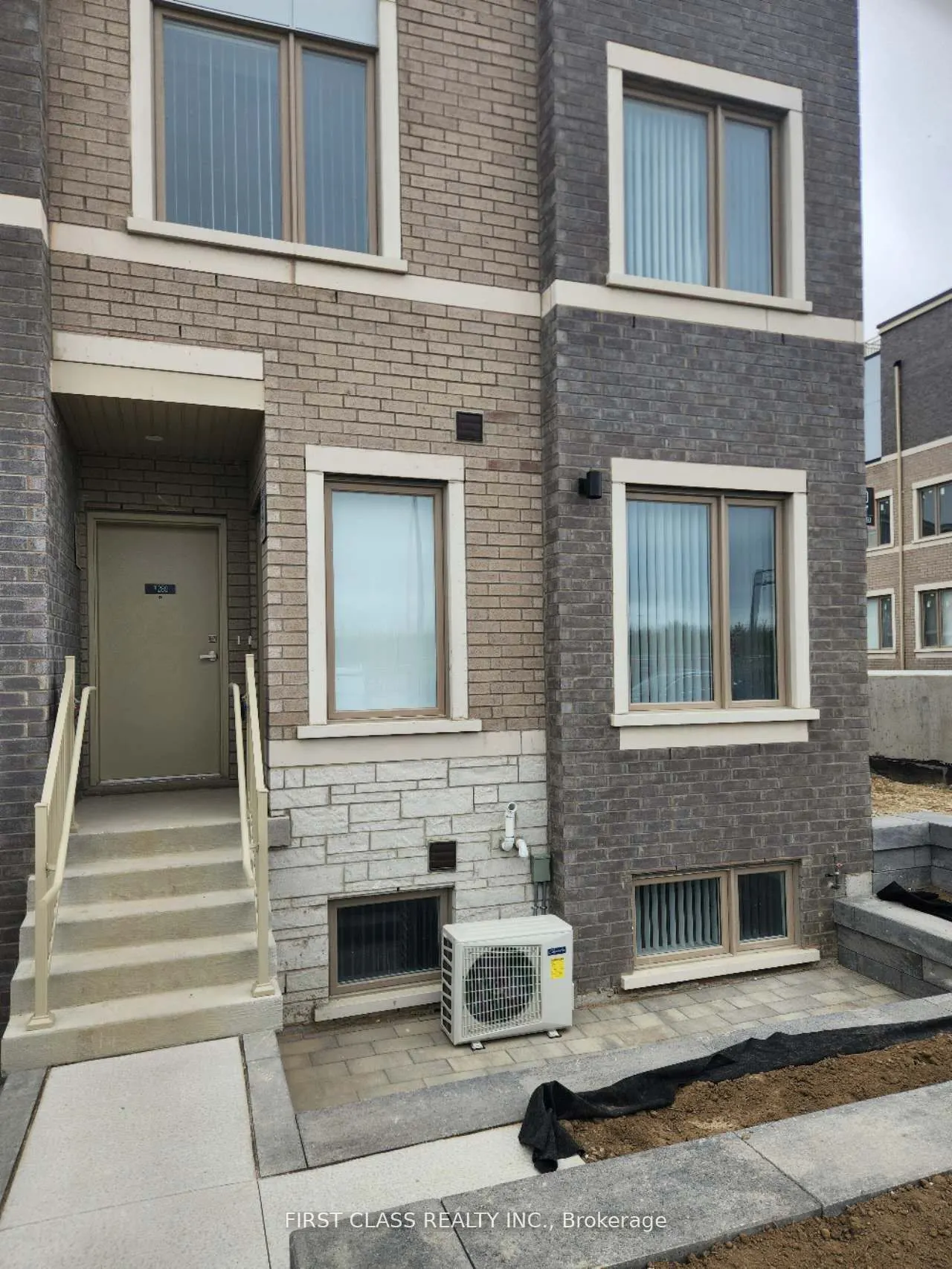 140 Honeycrisp Crescent, #290