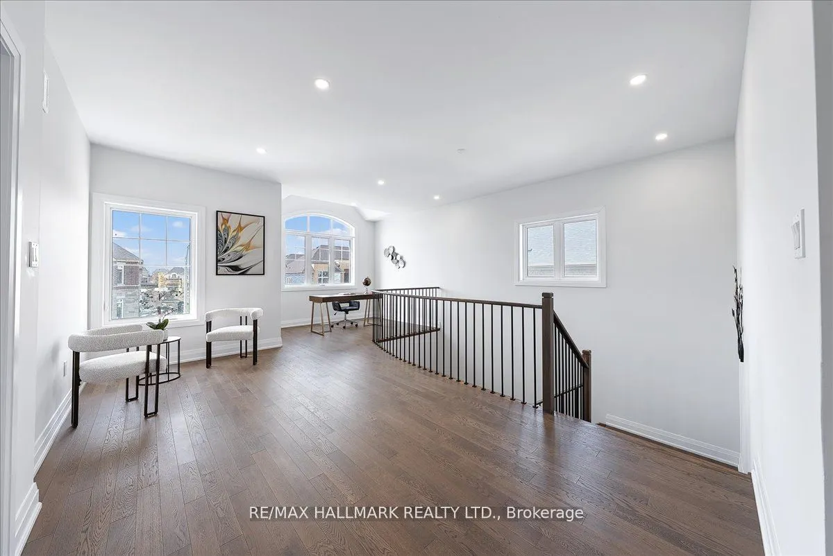 15 Aida Place N