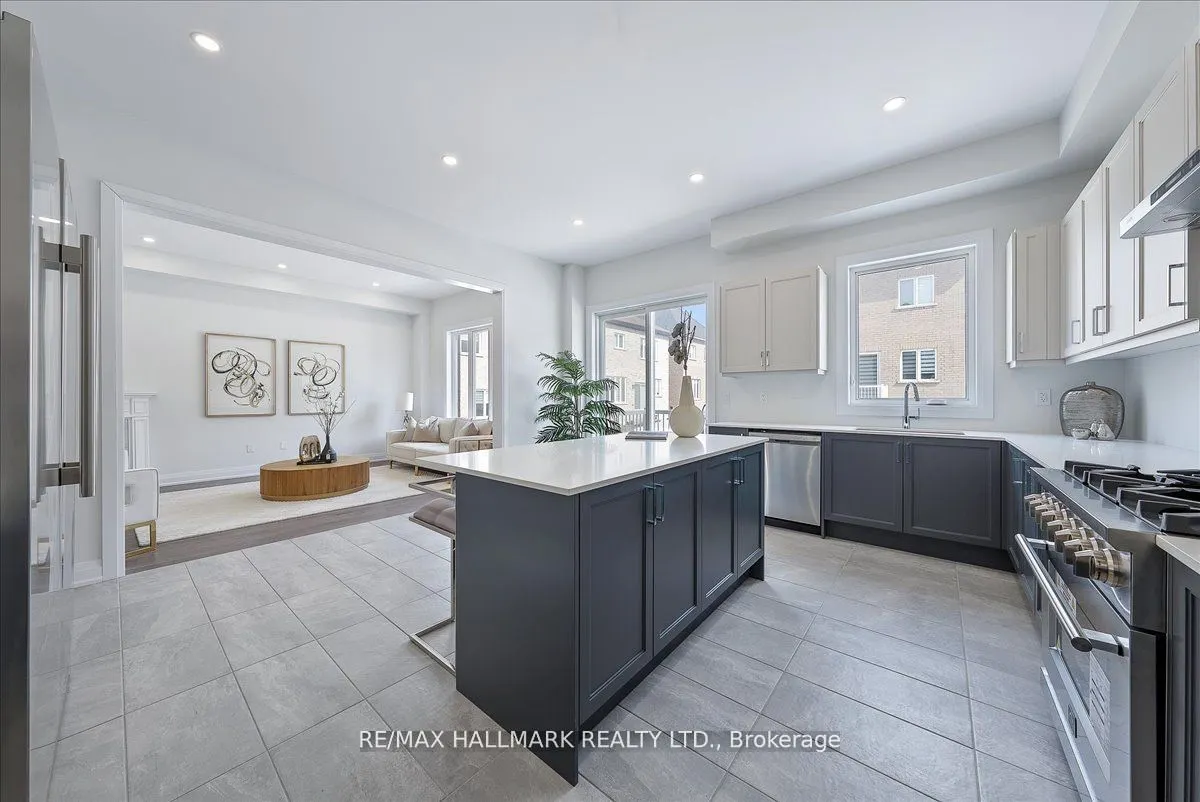15 Aida Place N